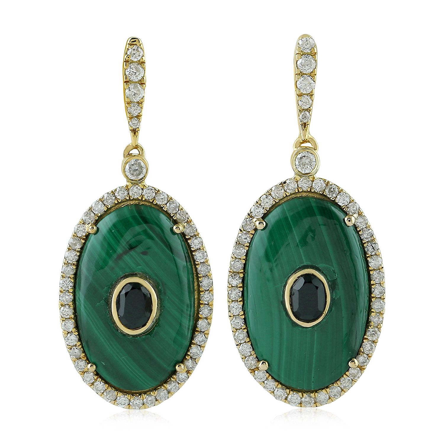 Taglio ovale Orecchini in oro 18 carati con diamante e malachite in vendita