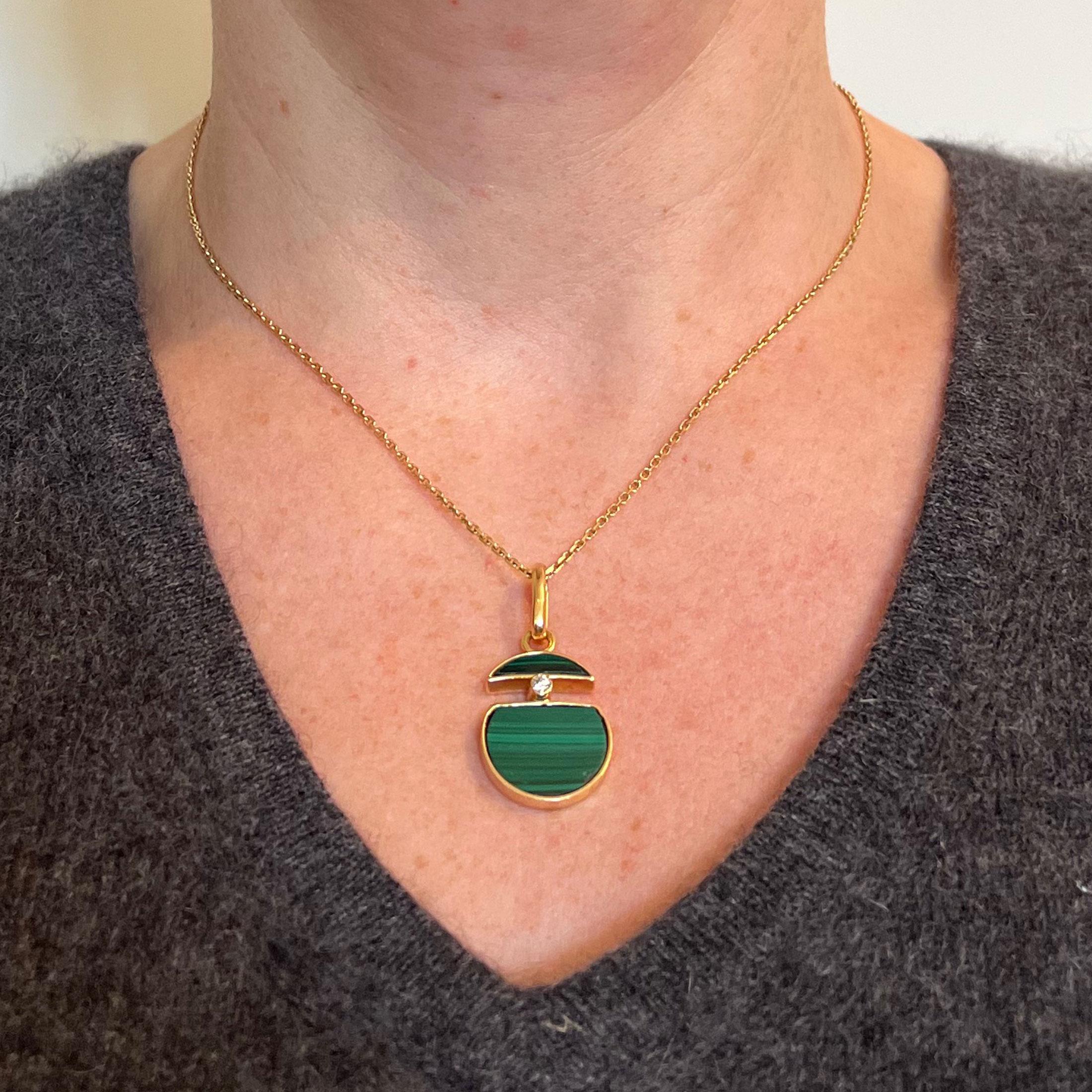 Malachite Diamond Split Circle 18K Yellow Gold Pendant In Good Condition For Sale In London, GB