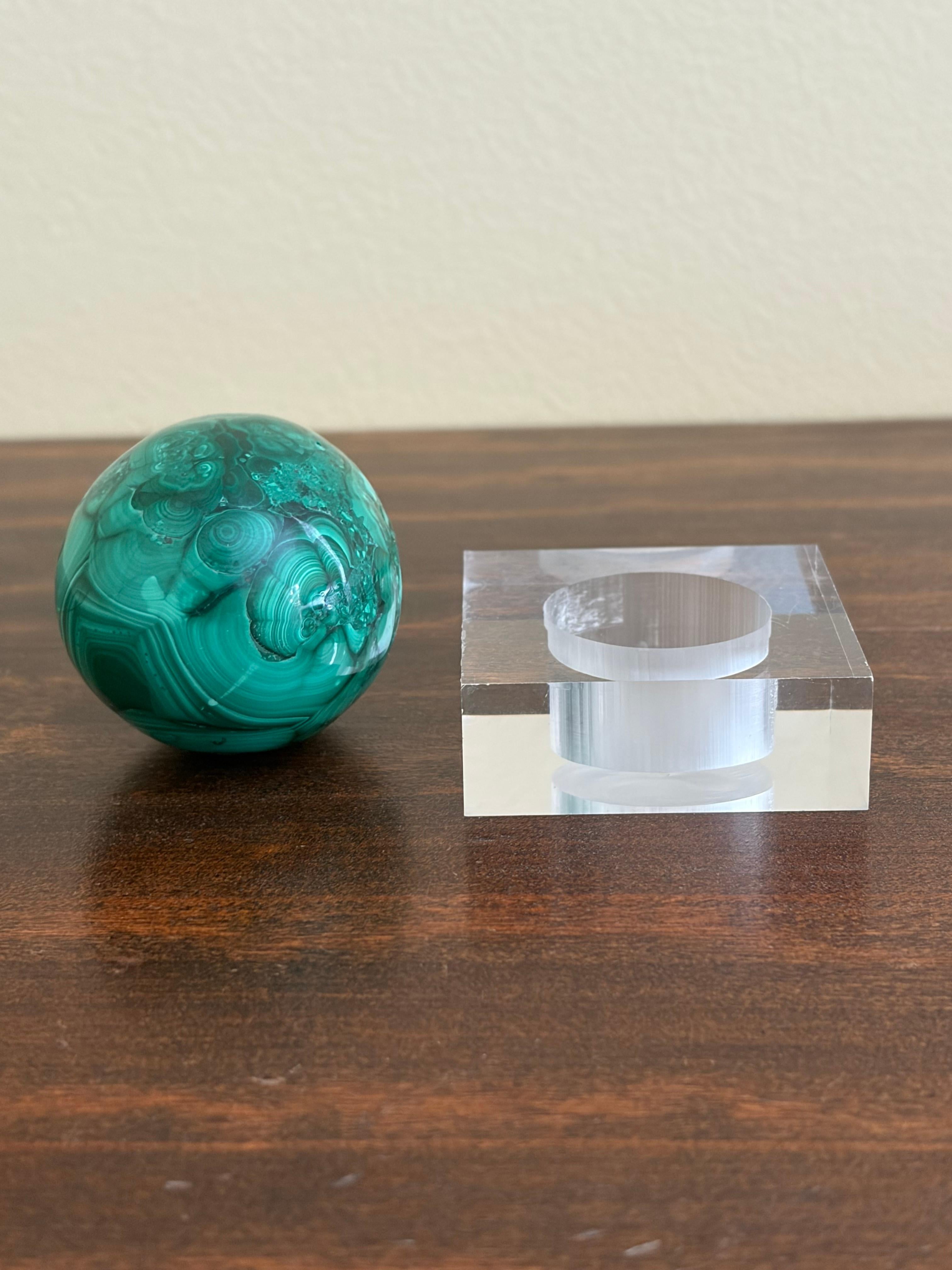 Malachite Egg on Lucite Stand im Angebot 5