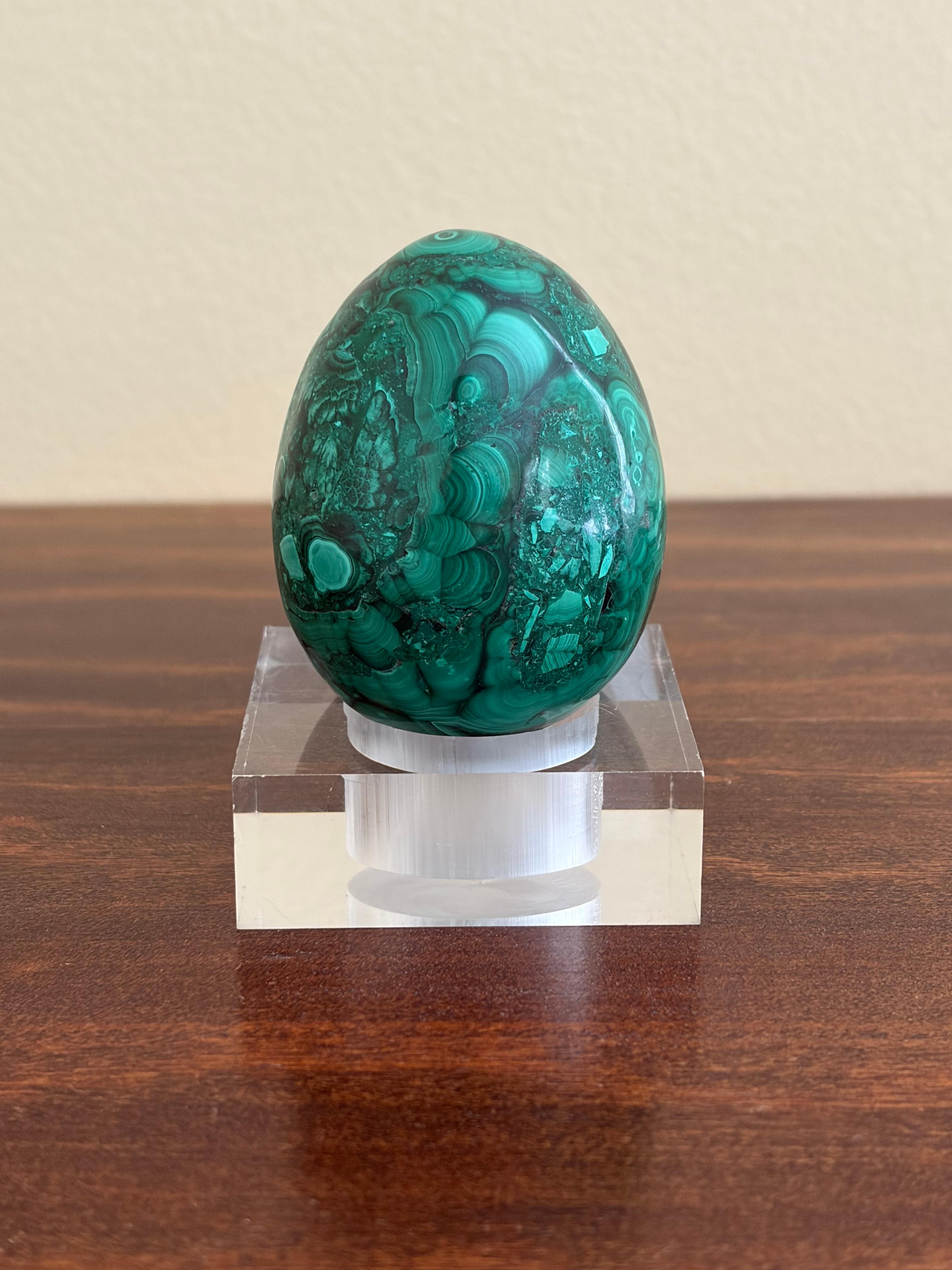 Ein wunderschönes Malachit-Ei im russischen Stil auf einem quadratischen Ständer aus Lucit

Ende des 20. Jahrhunderts

Maße: 1,75 