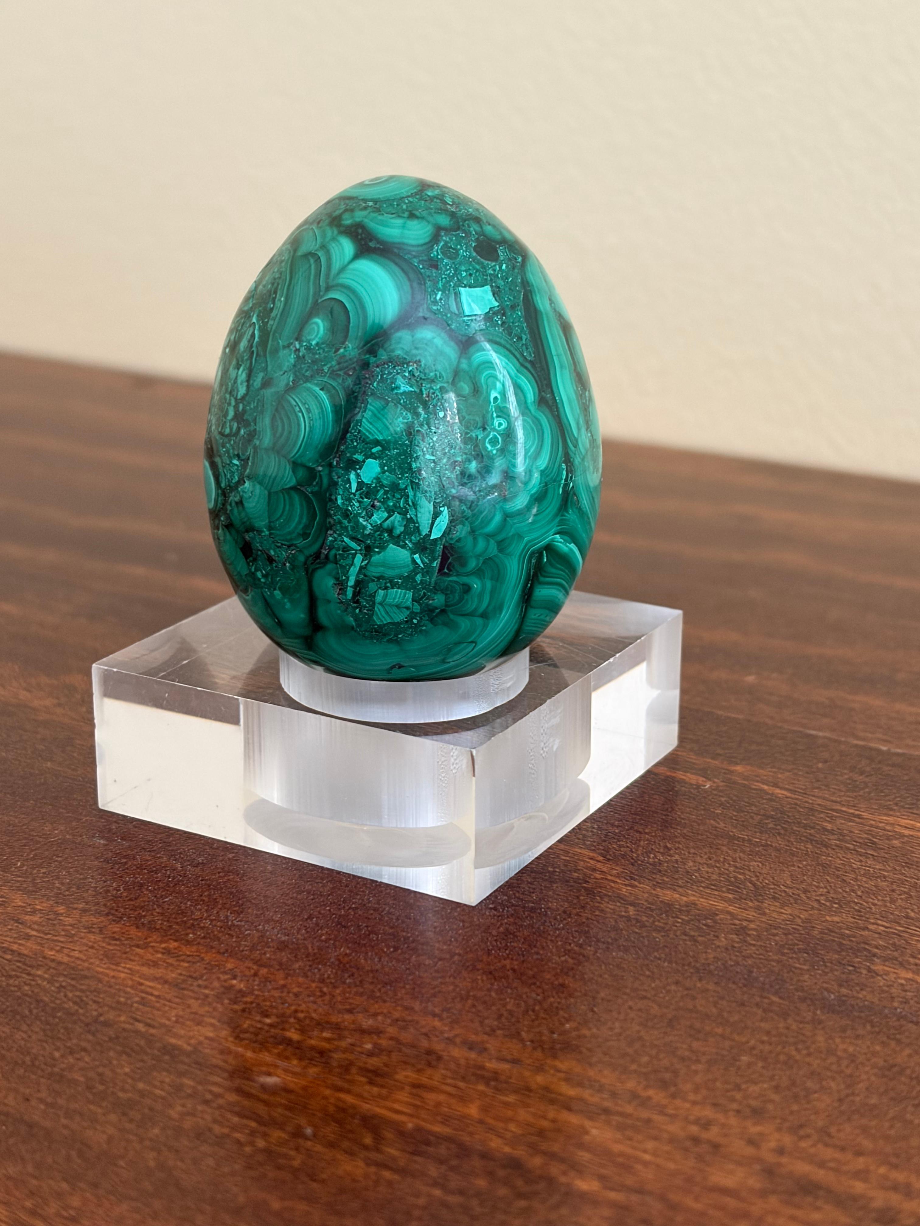 Malachite Egg on Lucite Stand (Organische Moderne) im Angebot
