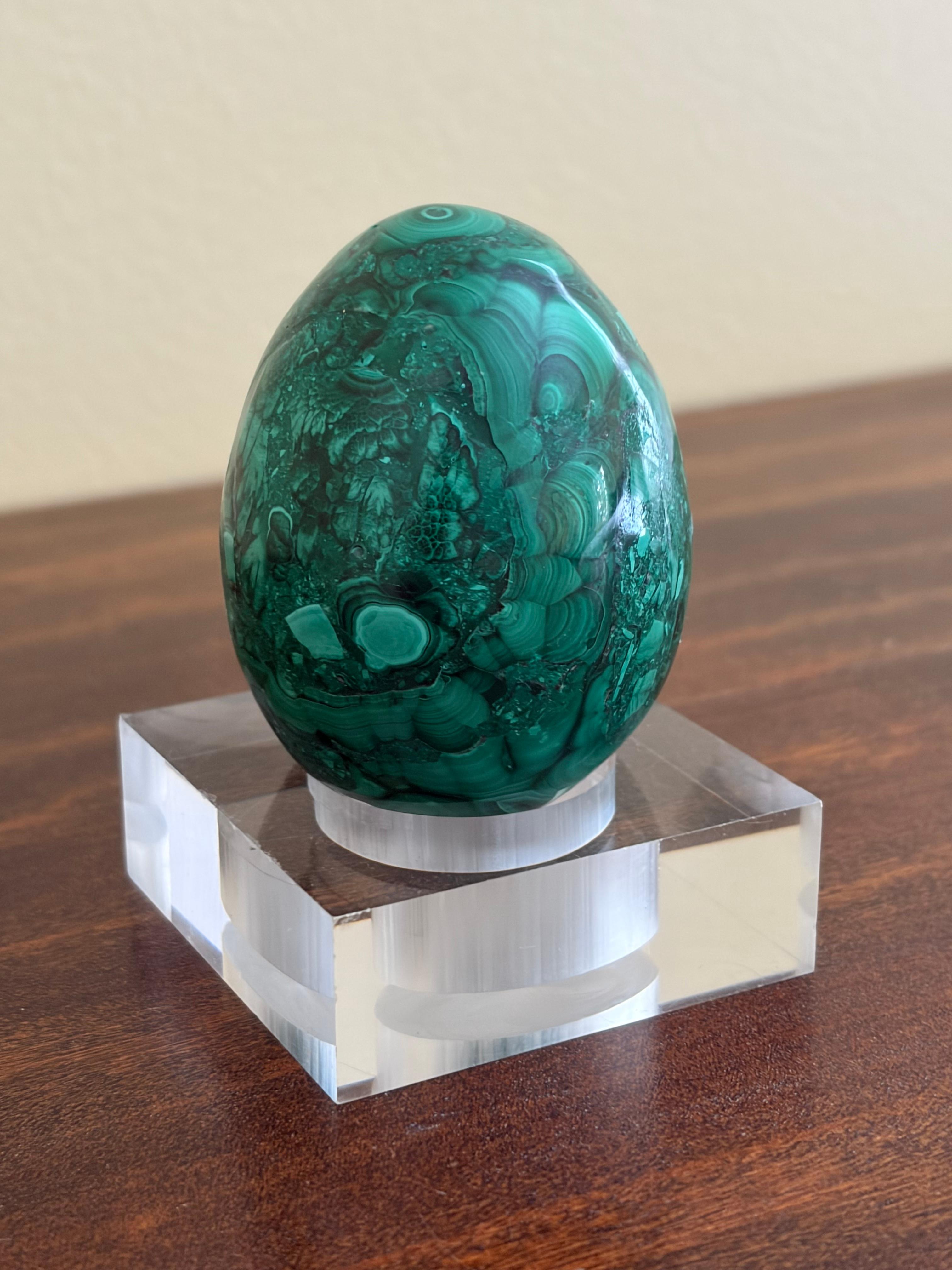 Malachite Egg on Lucite Stand im Zustand „Gut“ im Angebot in Elkhart, IN