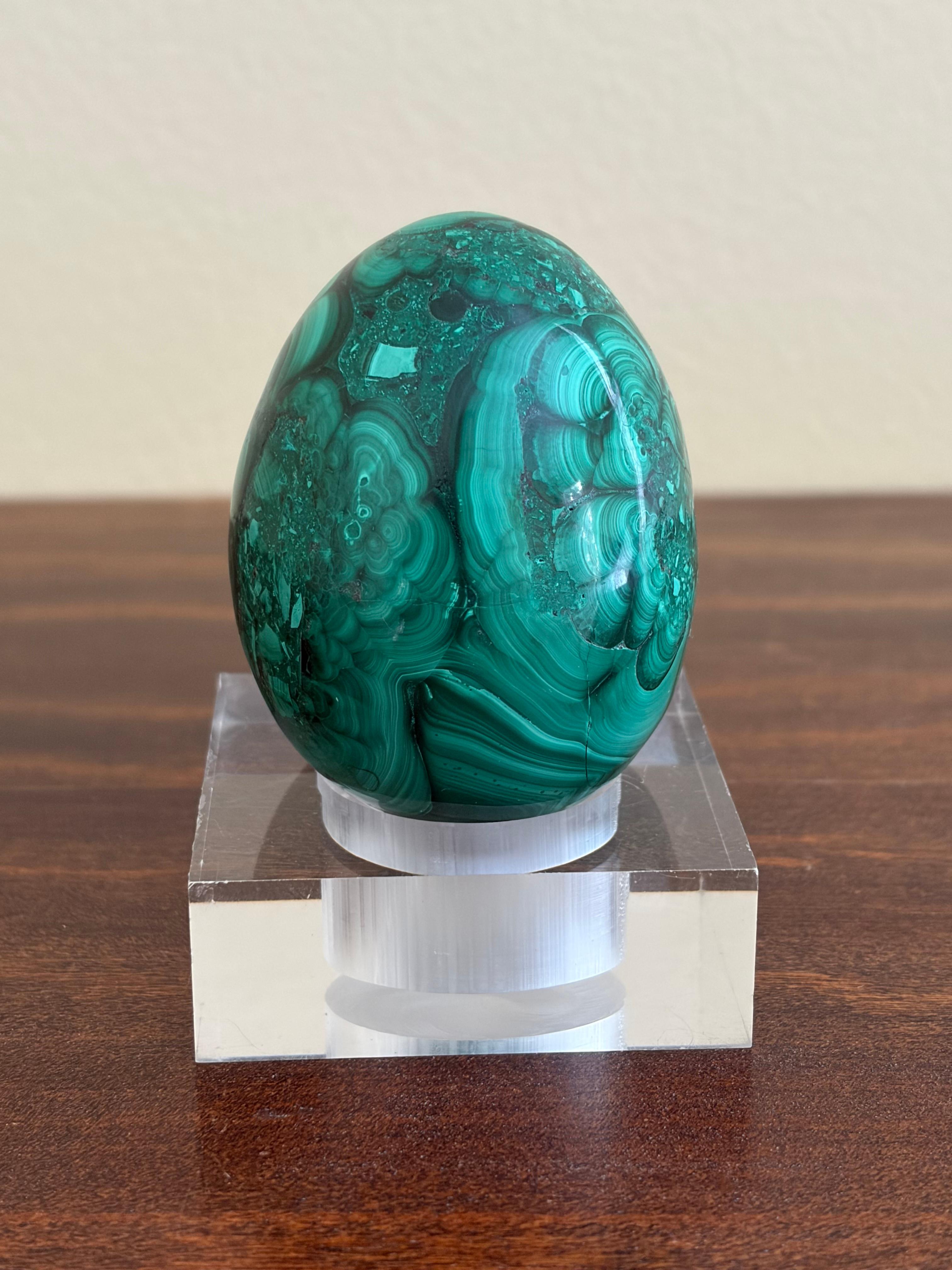 Malachite Egg on Lucite Stand (20. Jahrhundert) im Angebot