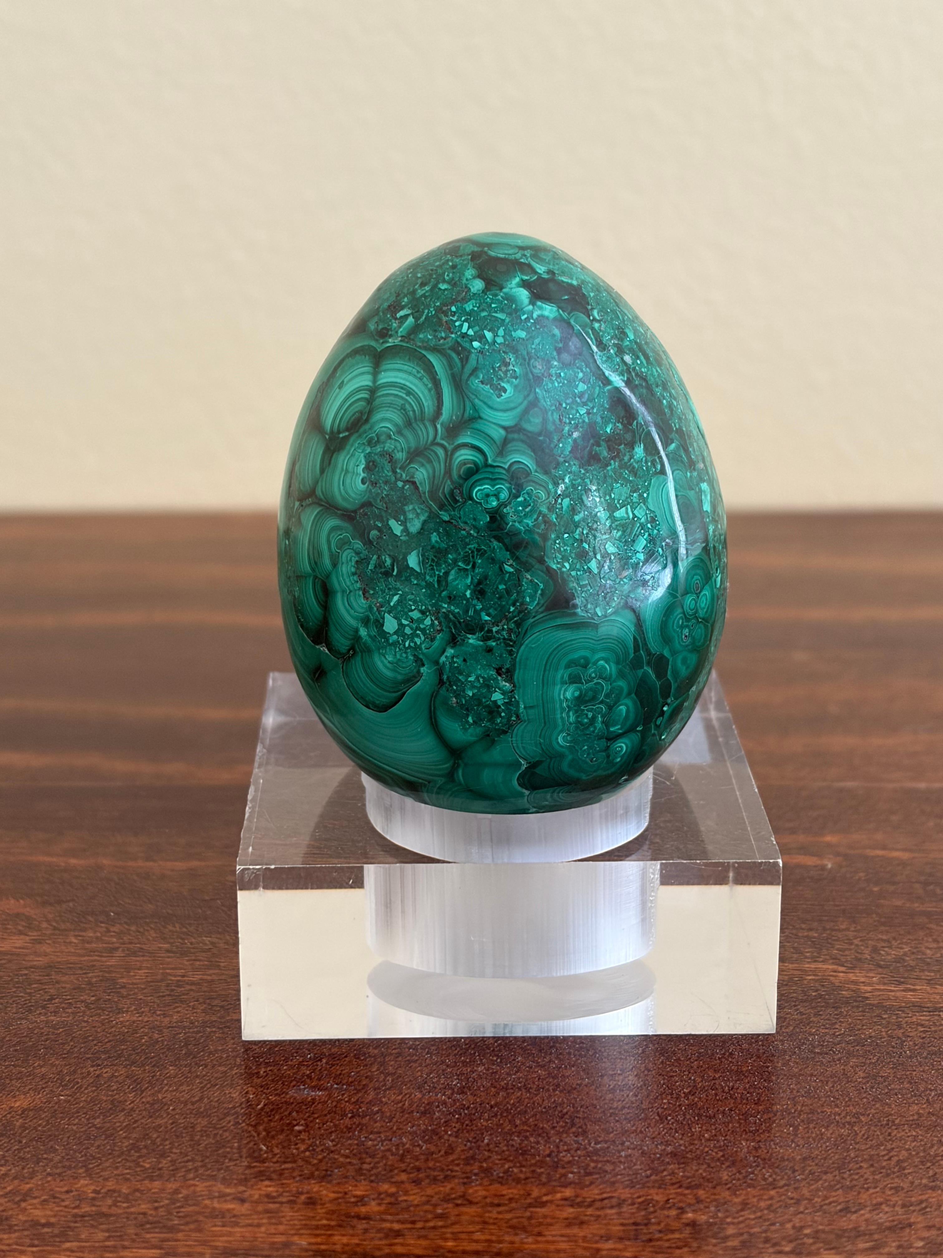 Malachite Egg on Lucite Stand im Angebot 1