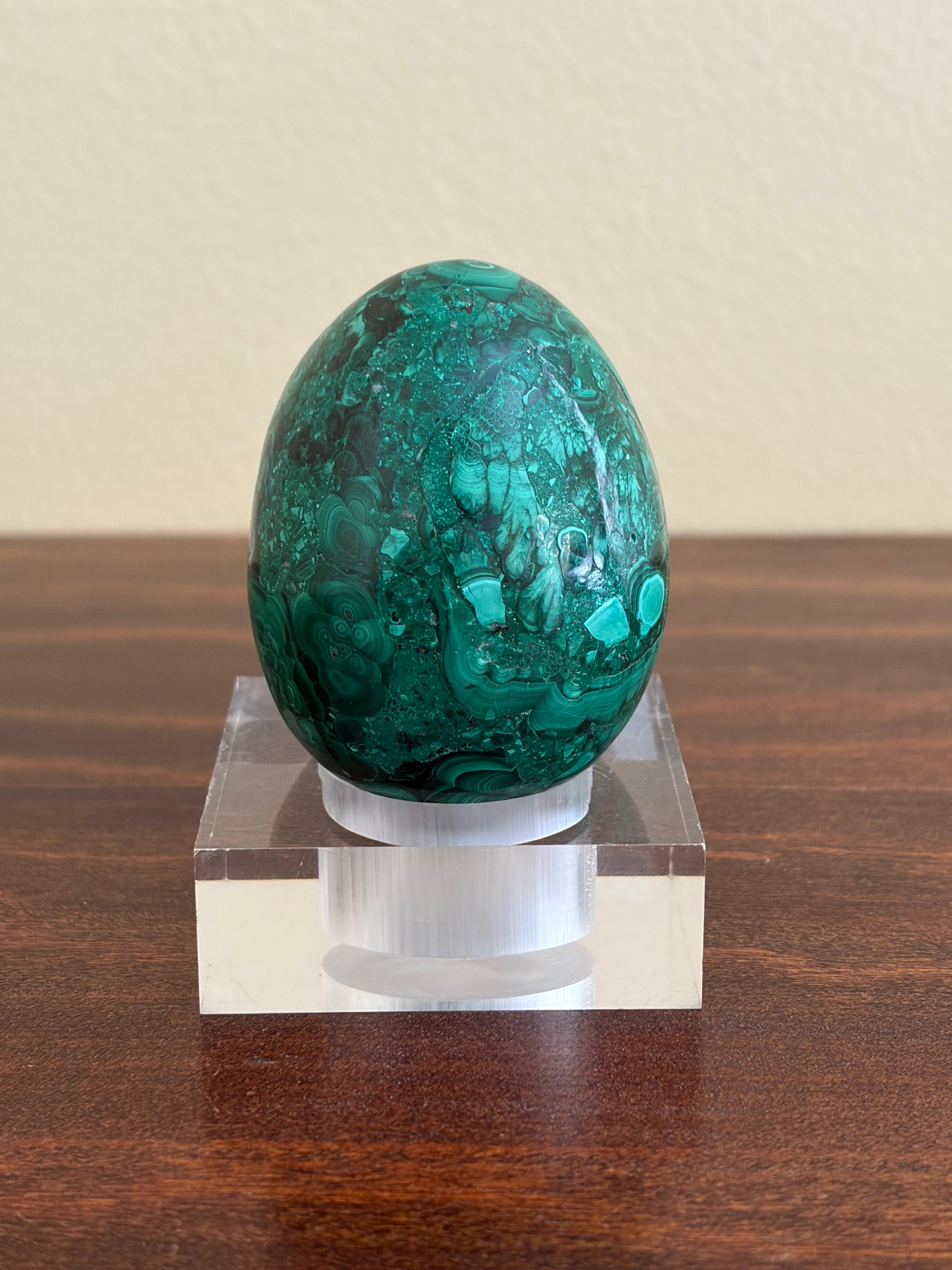 Malachite Egg on Lucite Stand im Angebot 2