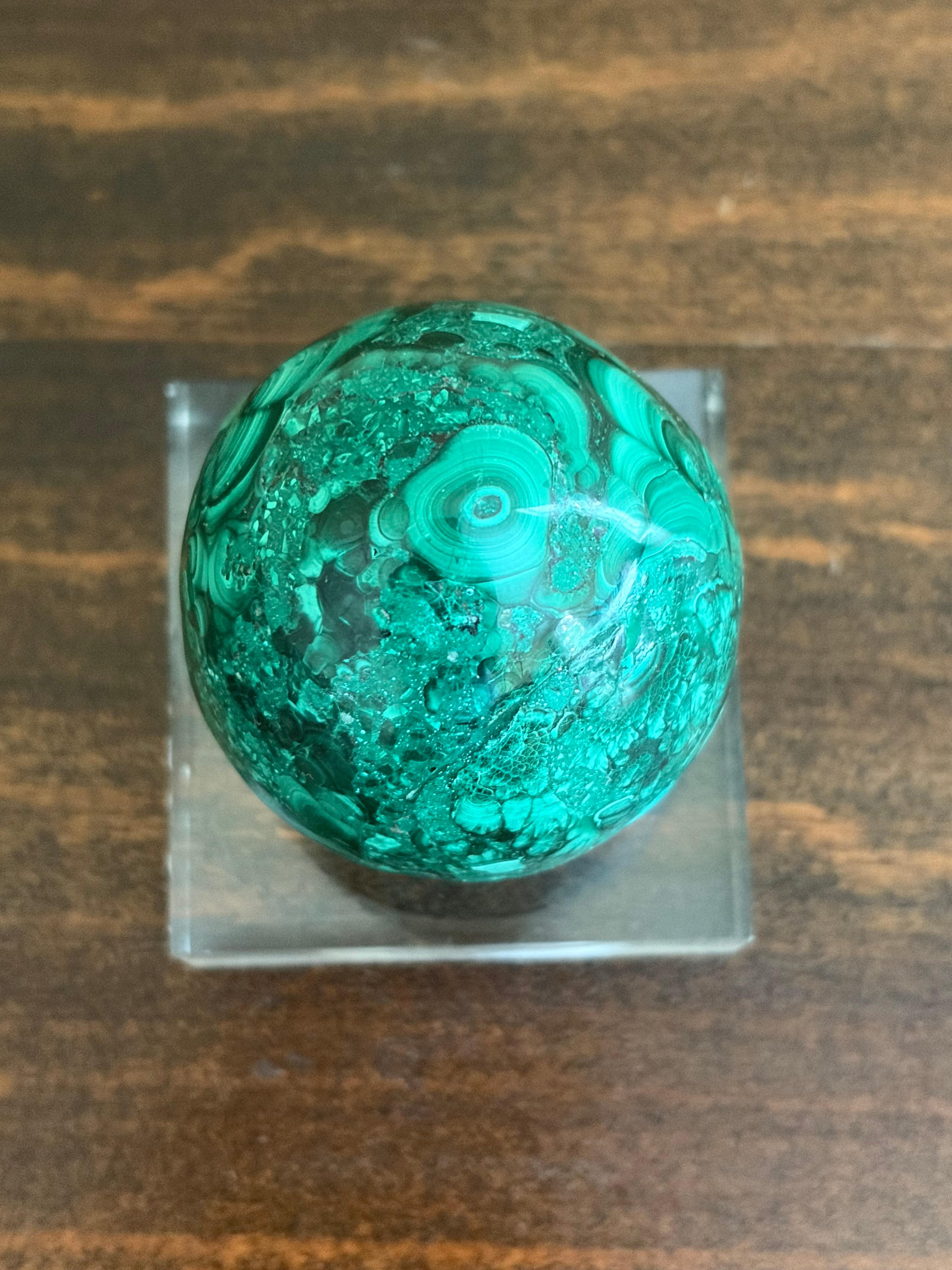 Malachite Egg on Lucite Stand im Angebot 3