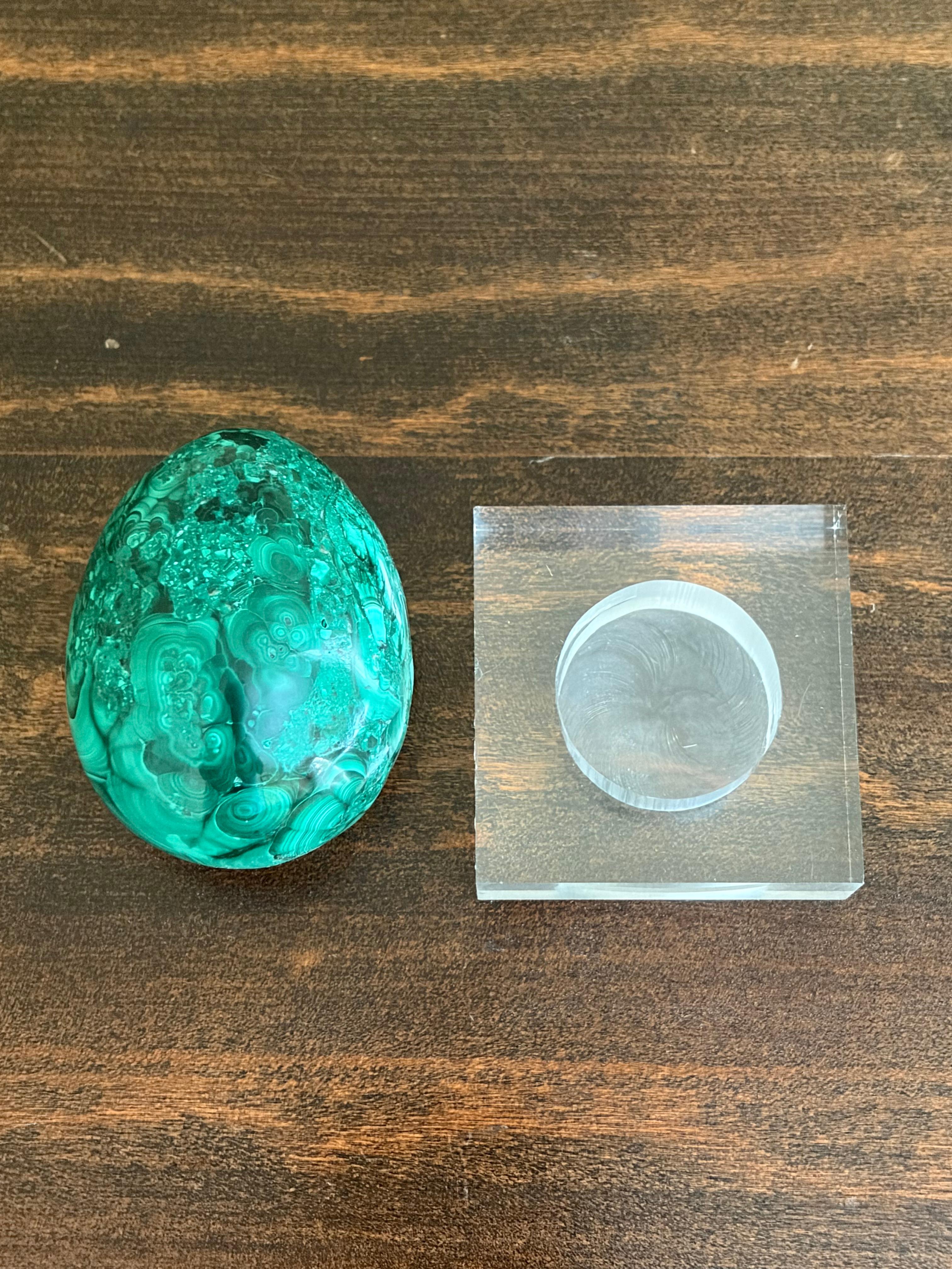 Malachite Egg on Lucite Stand im Angebot 4