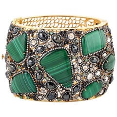 Bracelet manchette en malachite, émeraude et diamant par MEGHNA JEWELS