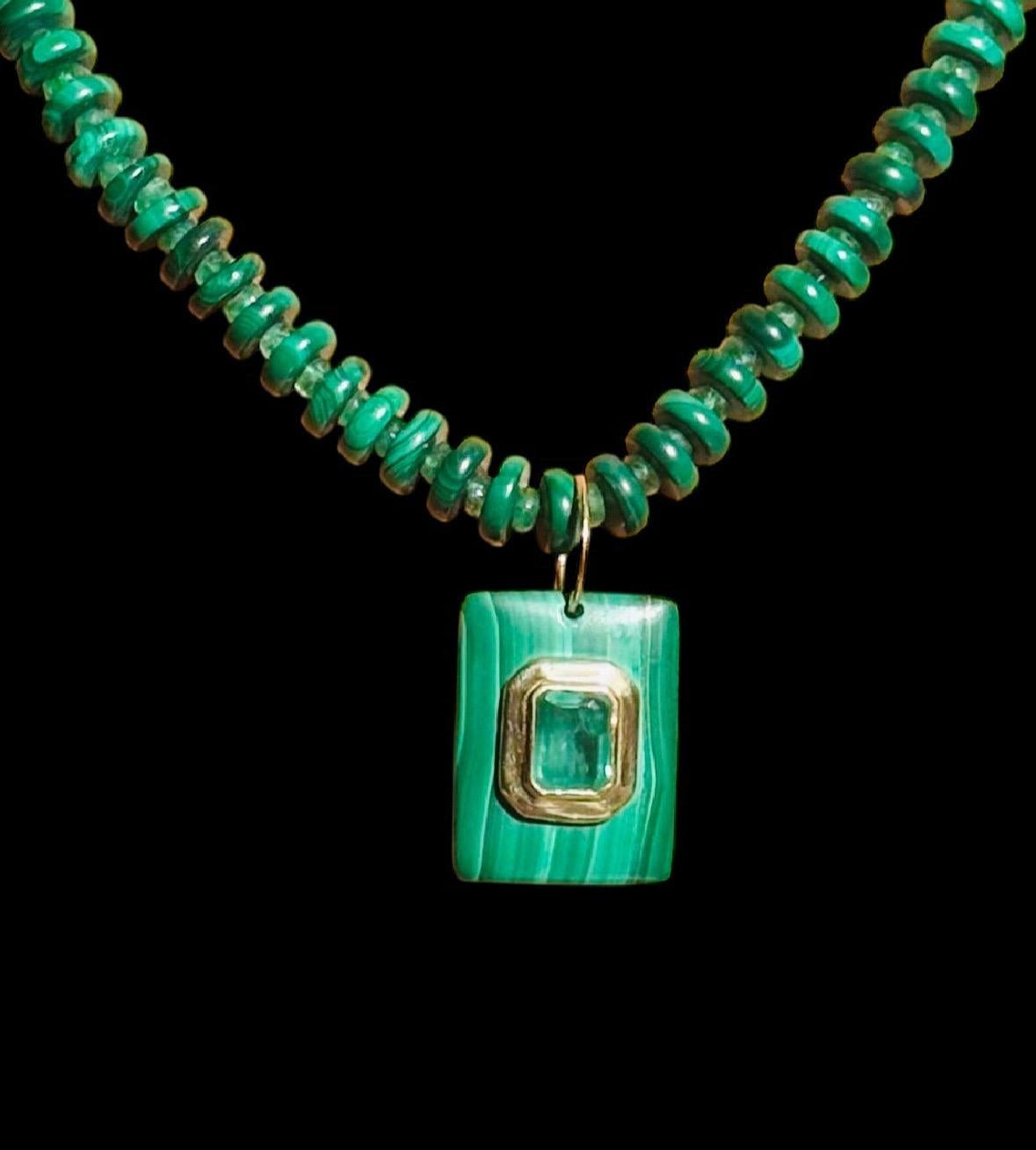 Collana di malachite e smeraldo

Malachite, smeraldi e oro 14k

Collana unica nel suo genere, sedici centimetri di perline rondelle di malachite da 8 mm e perline rondelle di smeraldo da 5 mm con chiusura a moschettone affiancata da quattro perline