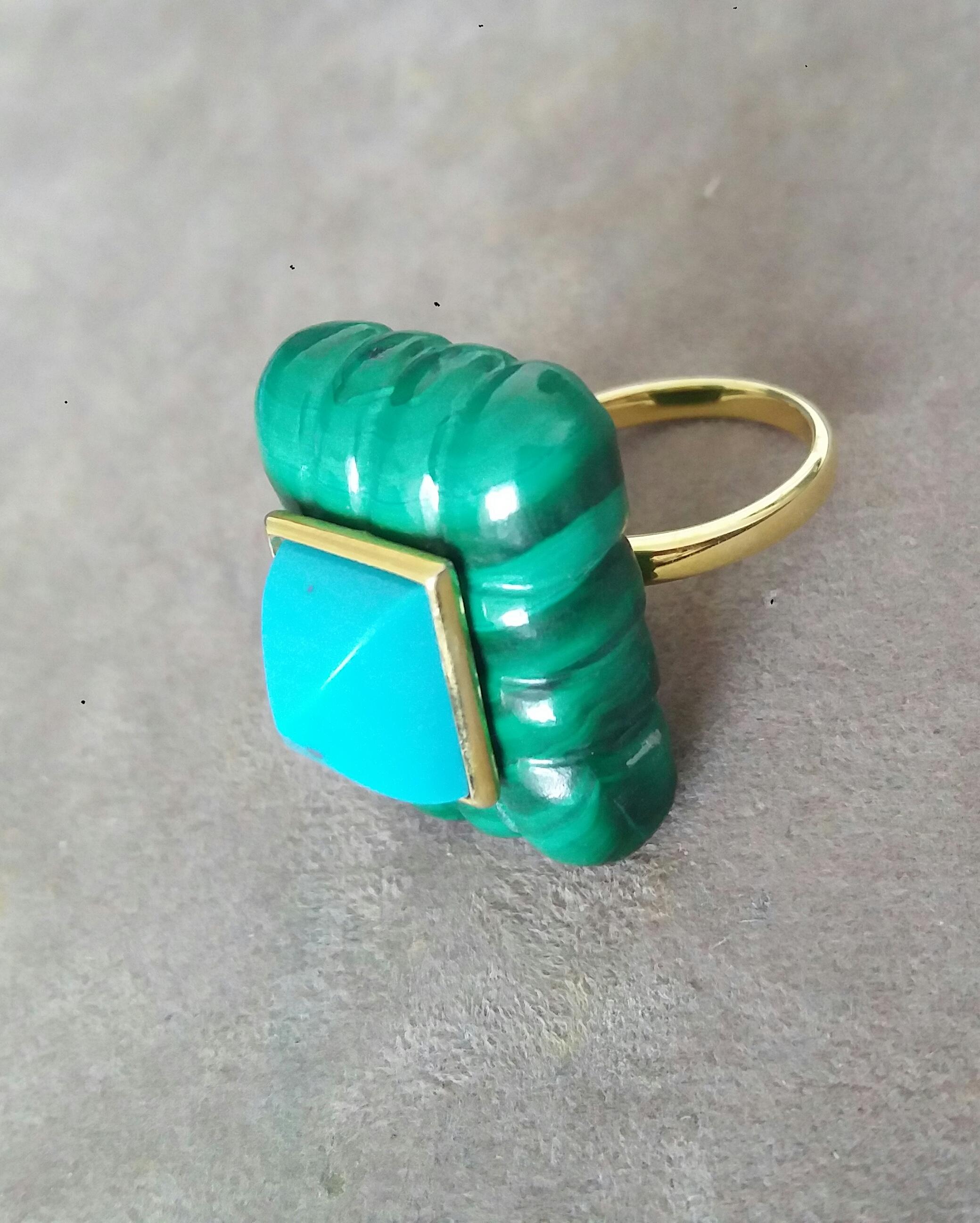 Bague unique avec une grande Malachite gravée de forme rectangulaire mesurant 21 mm. x 28 mm x 10 mm. et pesant 81 Carats. x 28 mm x 10mm. et pesant 81 Carats avec une belle Pyramide de Turquoise mesurant 10 mm x 12 mm sertie dans un chaton en or