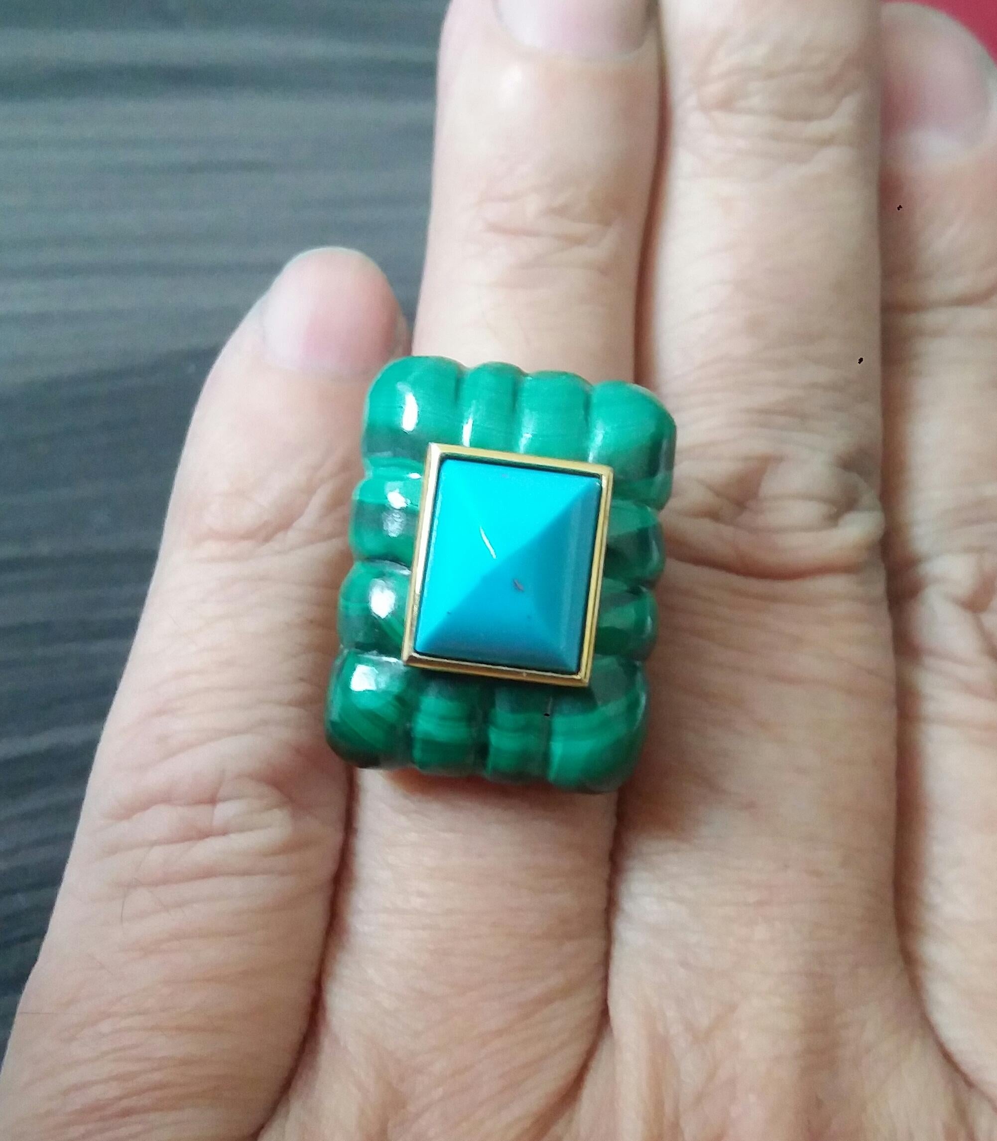 Taille mixte Bague pyramide de turquoise de forme rectangulaire gravée en malachite et or jaune 14 carats en vente