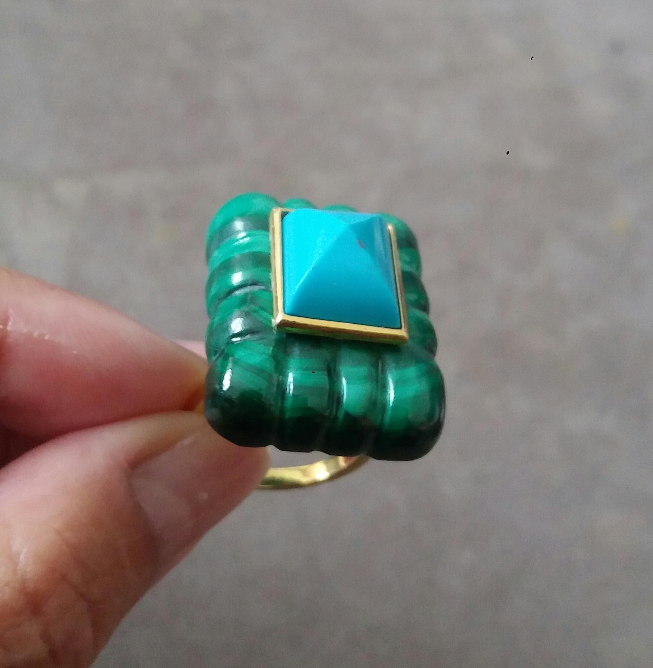 Bague pyramide de turquoise de forme rectangulaire gravée en malachite et or jaune 14 carats en vente 3