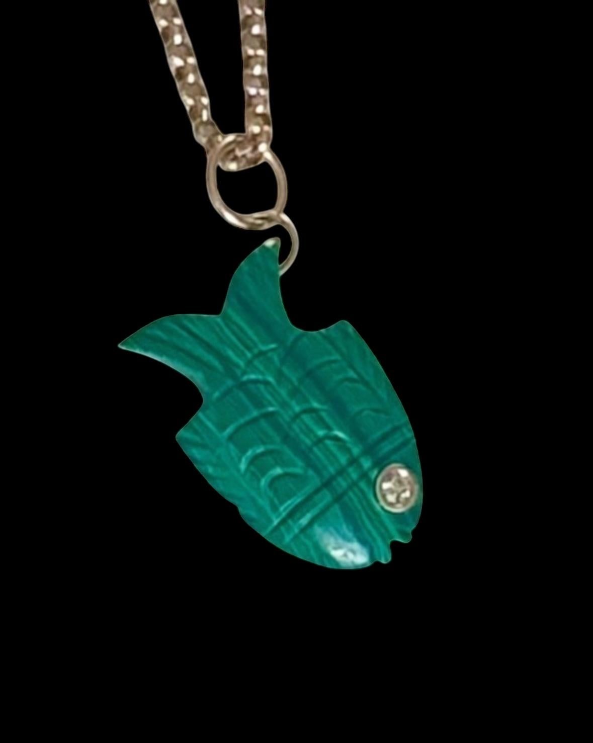 Pendentif en faïence malachite avec œil en diamant et or 14 carats en vente 5