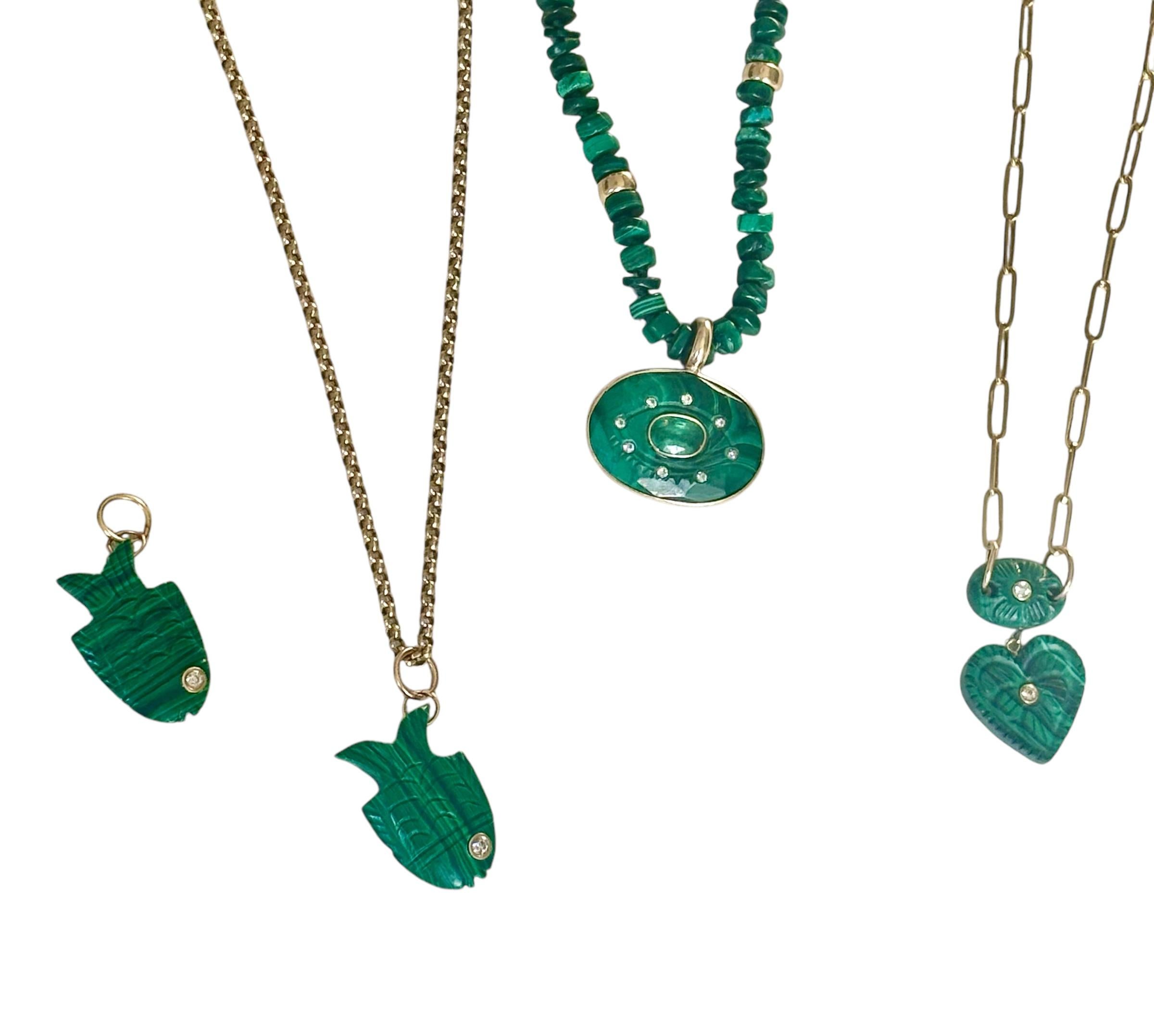 Pendentif poisson en malachite

Malachite, diamant, or 14k

Ce poisson en malachite parfaitement sculpté mesure 27 x 19 mm, sans compter l'anneau en or 14k.

L'œil est un diamant de 2 mm d'épaisseur serti dans de l'or 14k. L'anneau peut s'adapter à