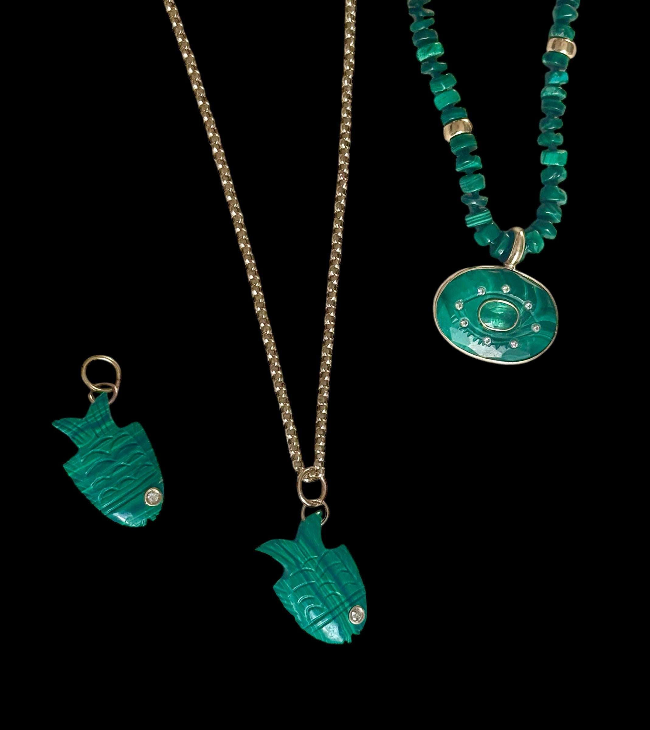 Taille brillant Pendentif en faïence malachite avec œil en diamant et or 14 carats en vente