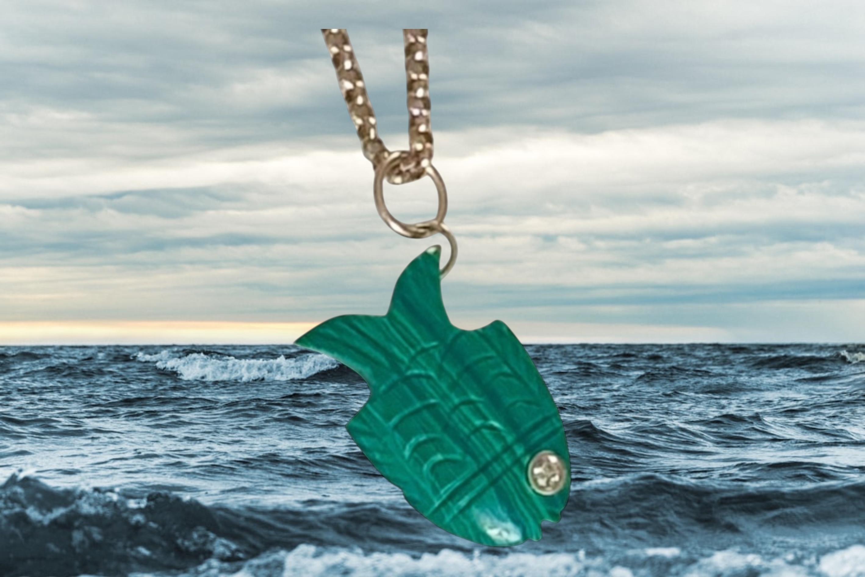 Pendentif en faïence malachite avec œil en diamant et or 14 carats Unisexe en vente