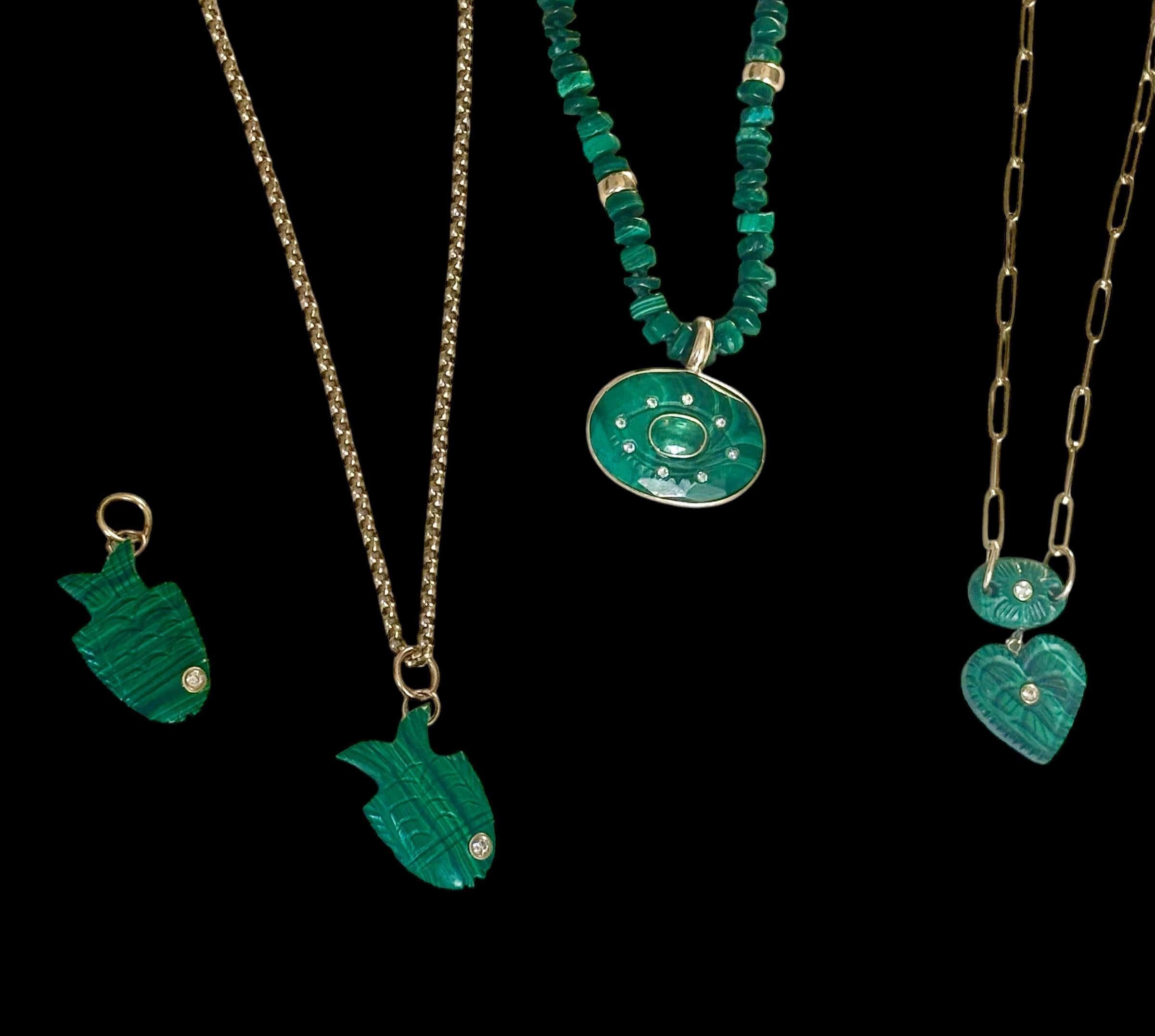 Pendentif en faïence malachite avec œil en diamant et or 14 carats en vente 1