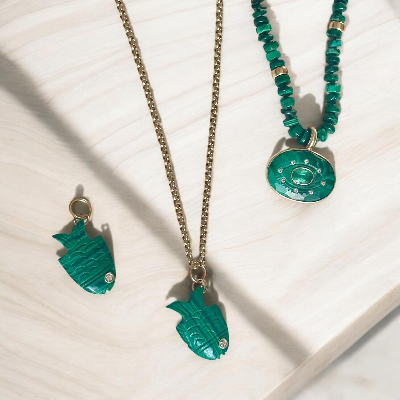 Pendentif en faïence malachite avec œil en diamant et or 14 carats en vente 2