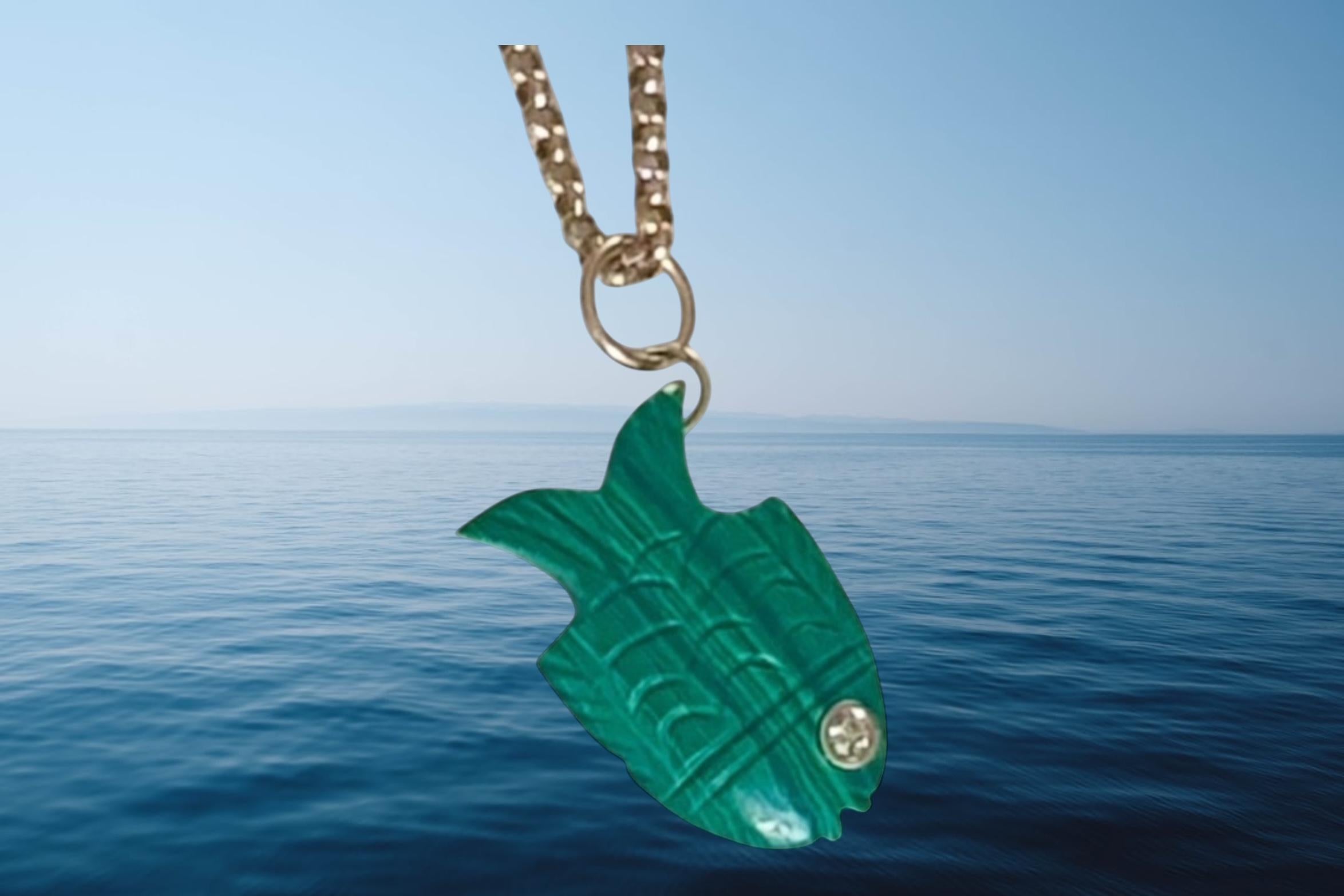 Pendentif en faïence malachite avec œil en diamant et or 14 carats en vente 3