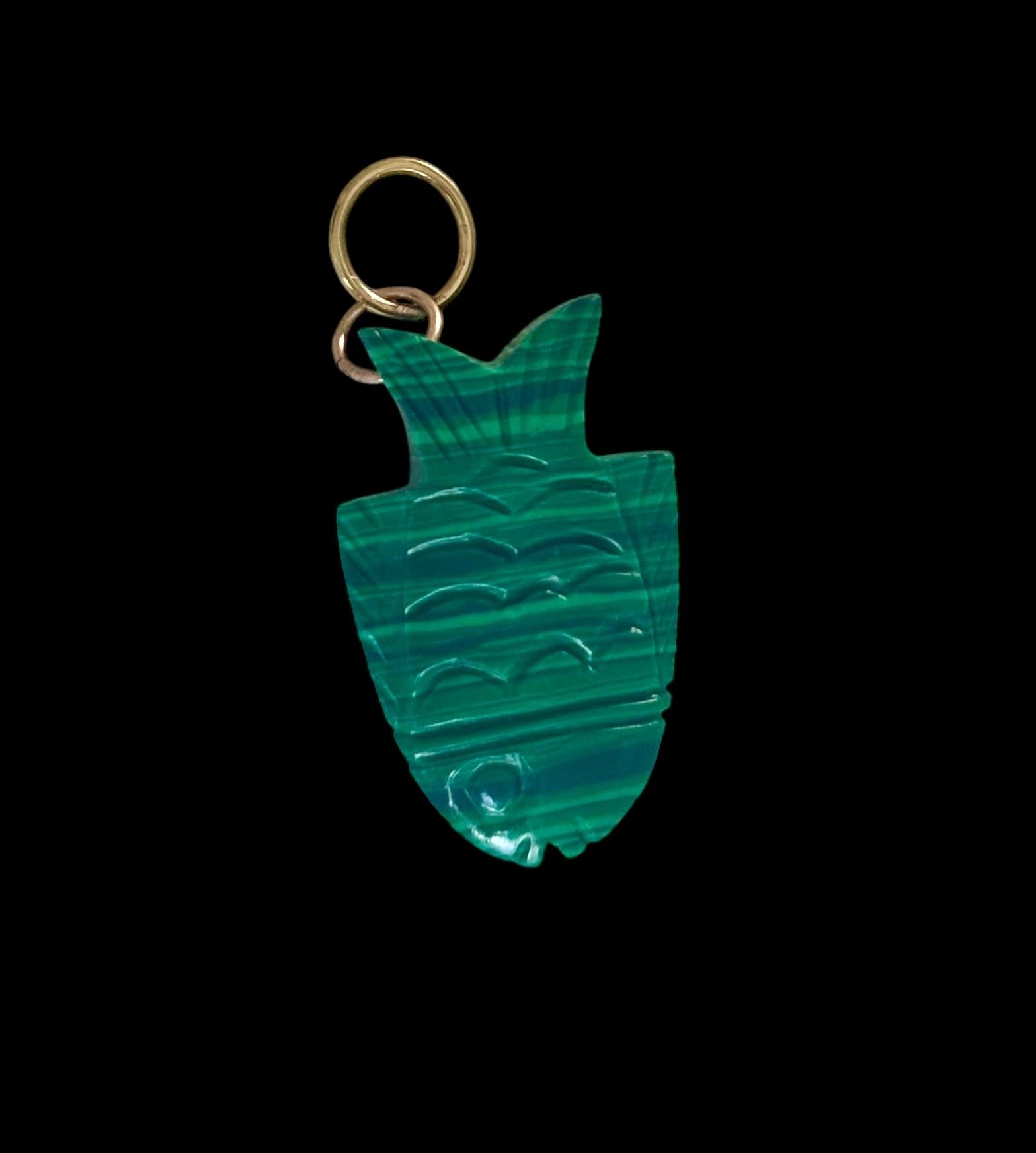 Pendentif en faïence malachite avec œil en diamant et or 14 carats en vente 4