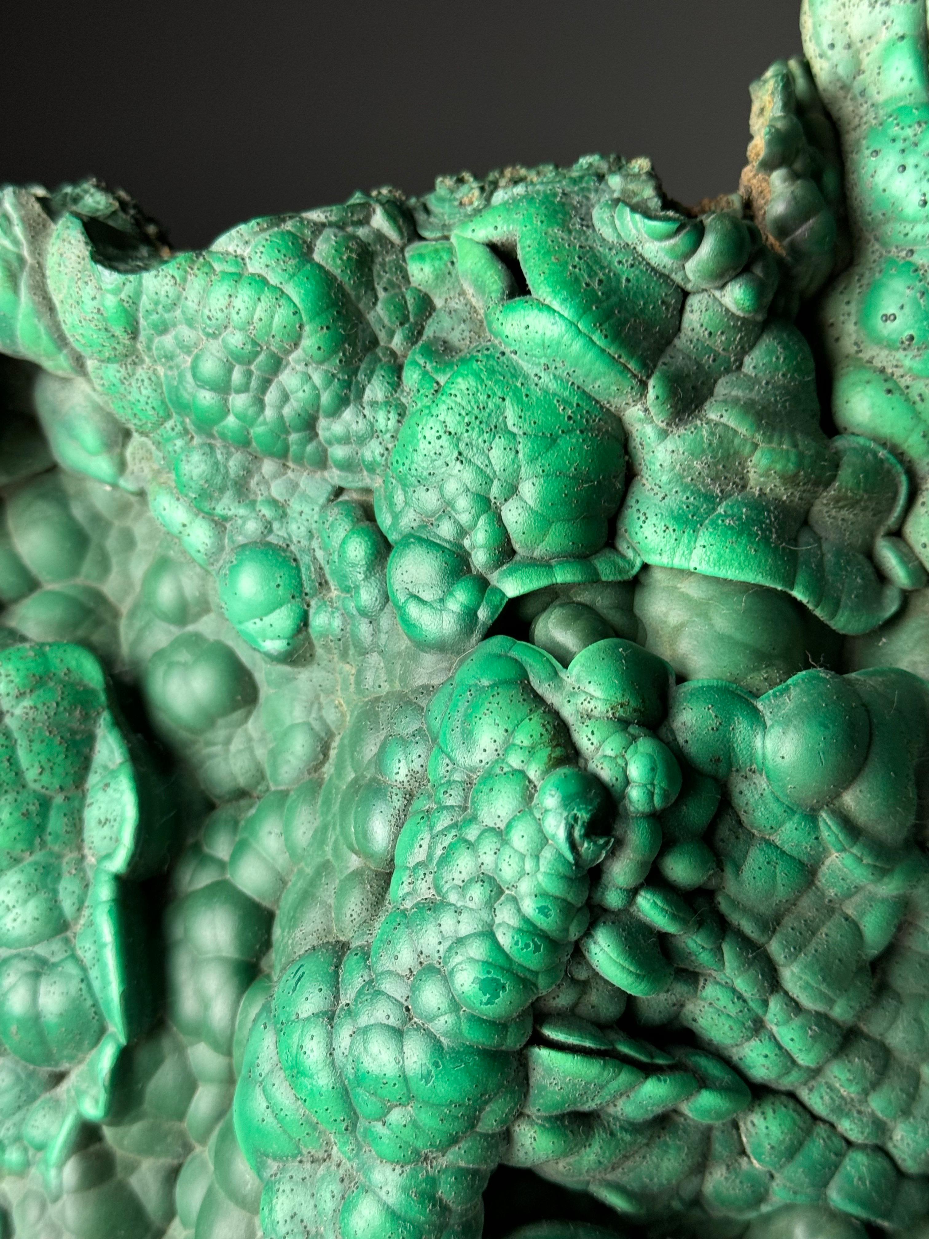 Malachite Freeform on stand In Excellent Condition For Sale In MILL, NL