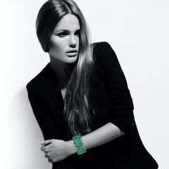 Ensemble de cinq bracelets en pierre de malachite