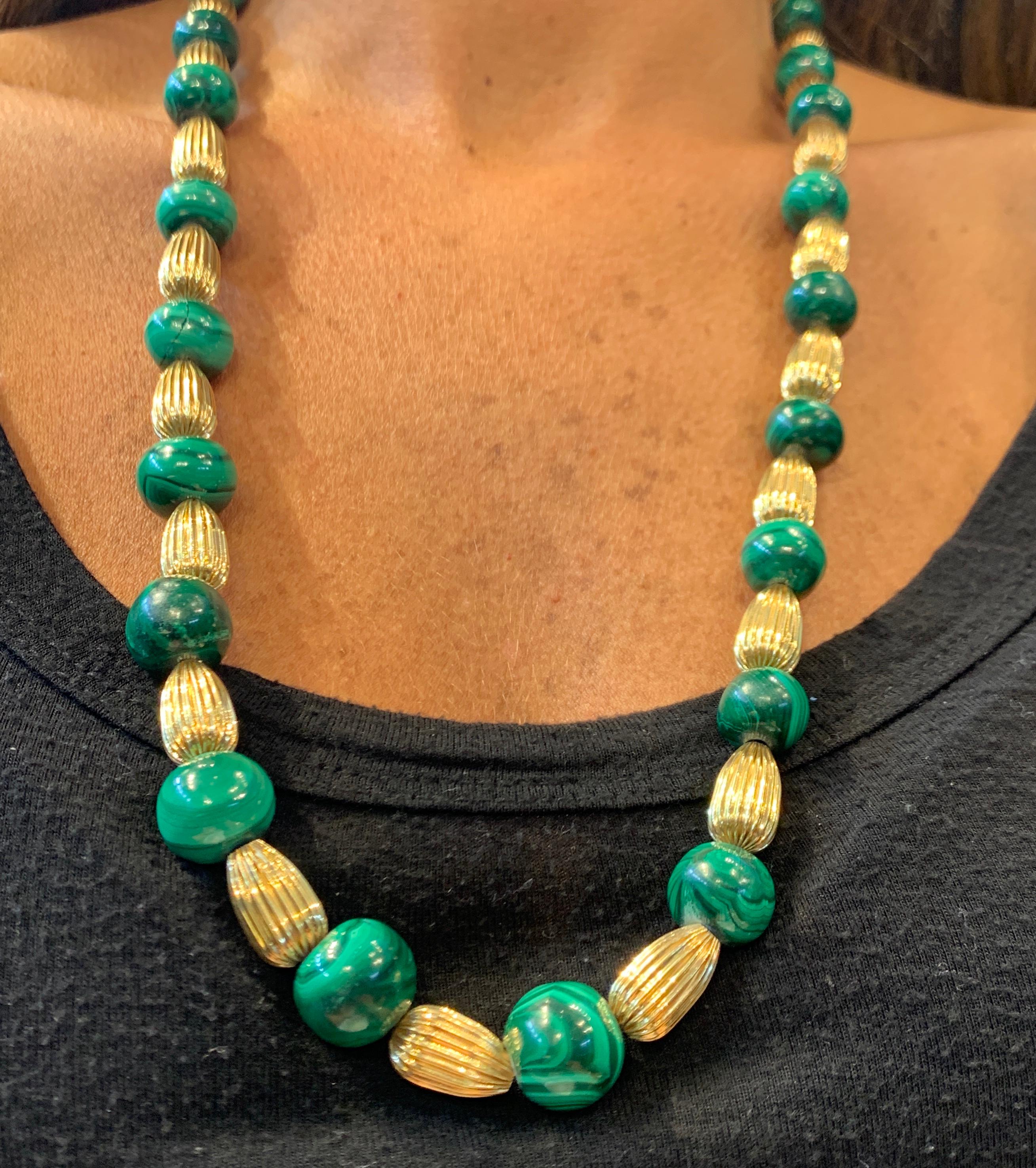 Perle Collier de perles de malachite et d'or en vente