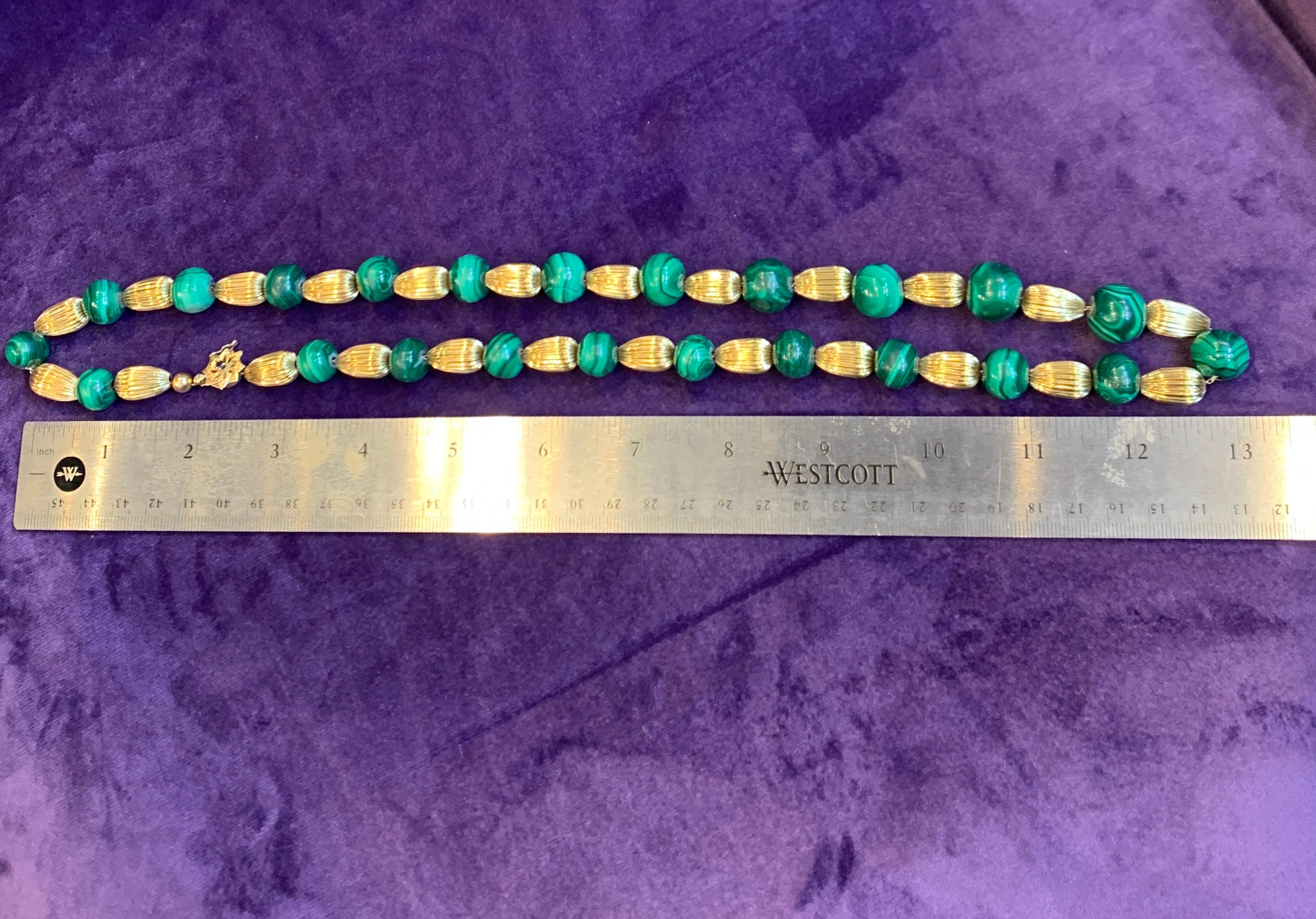 Collier de perles de malachite et d'or Bon état - En vente à New York, NY