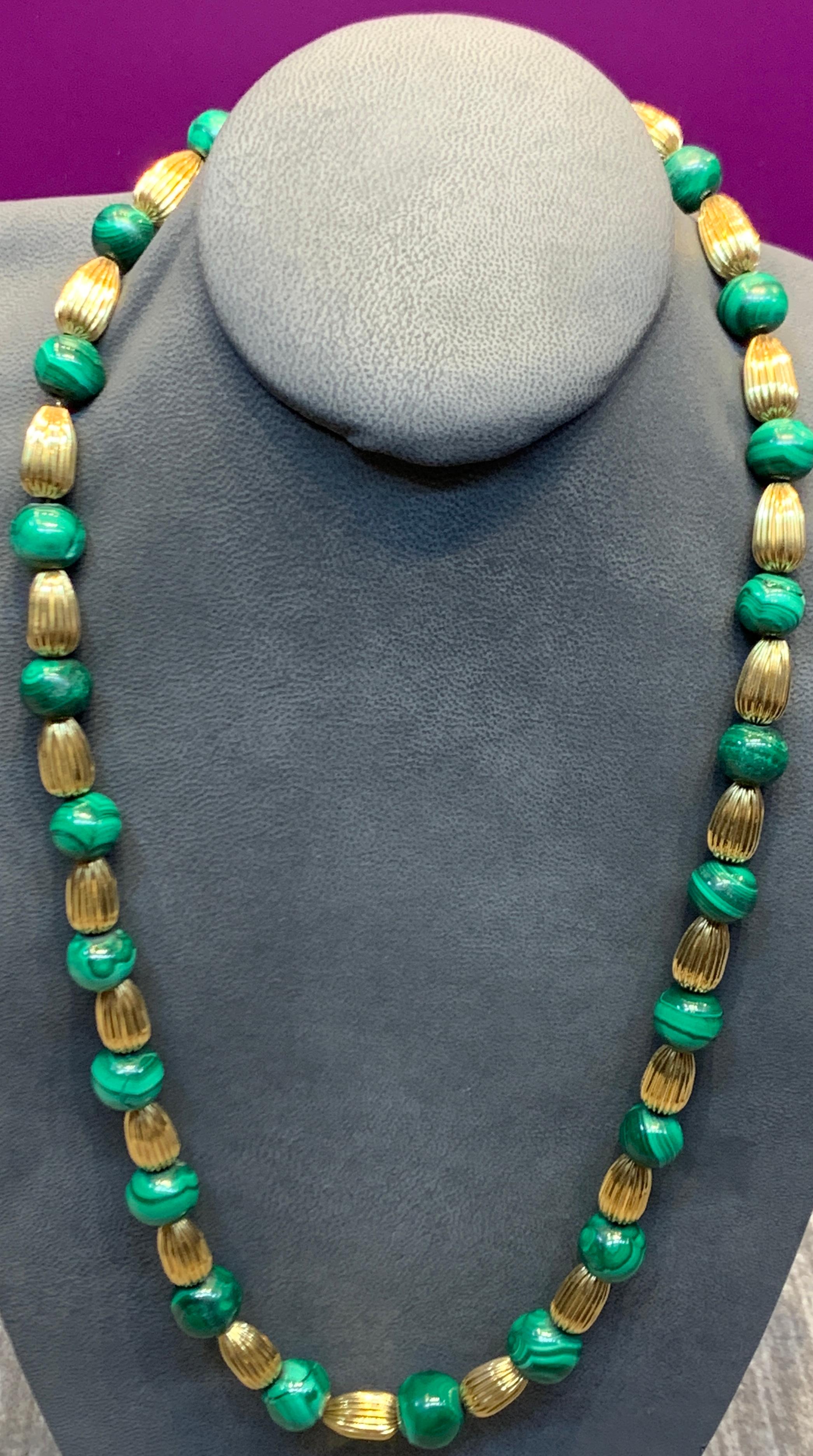 Collier de perles de malachite et d'or Unisexe en vente