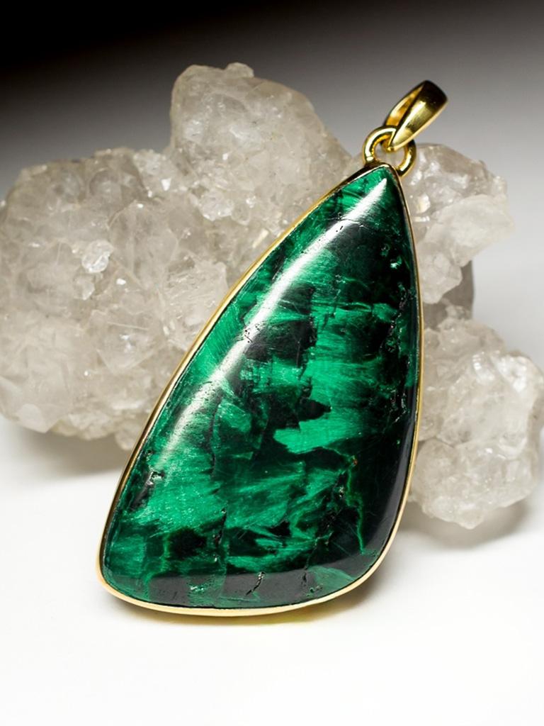 18K yellow gold pendant with natural Malachite
malachite weight - 24.4 carats
pendant weight - 6.58 grams
pendant height - 1.61 in / 41 mm
stone measurements - 0.16 x 0.71 x 1.34 in / 4 х 18 х 34 mm


We ship our jewelry worldwide – for our