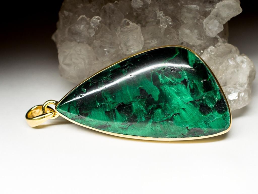 Malachit Gold Halskette Cabochon Dreieck Edelstein Waldgrün (Kunsthandwerker*in)