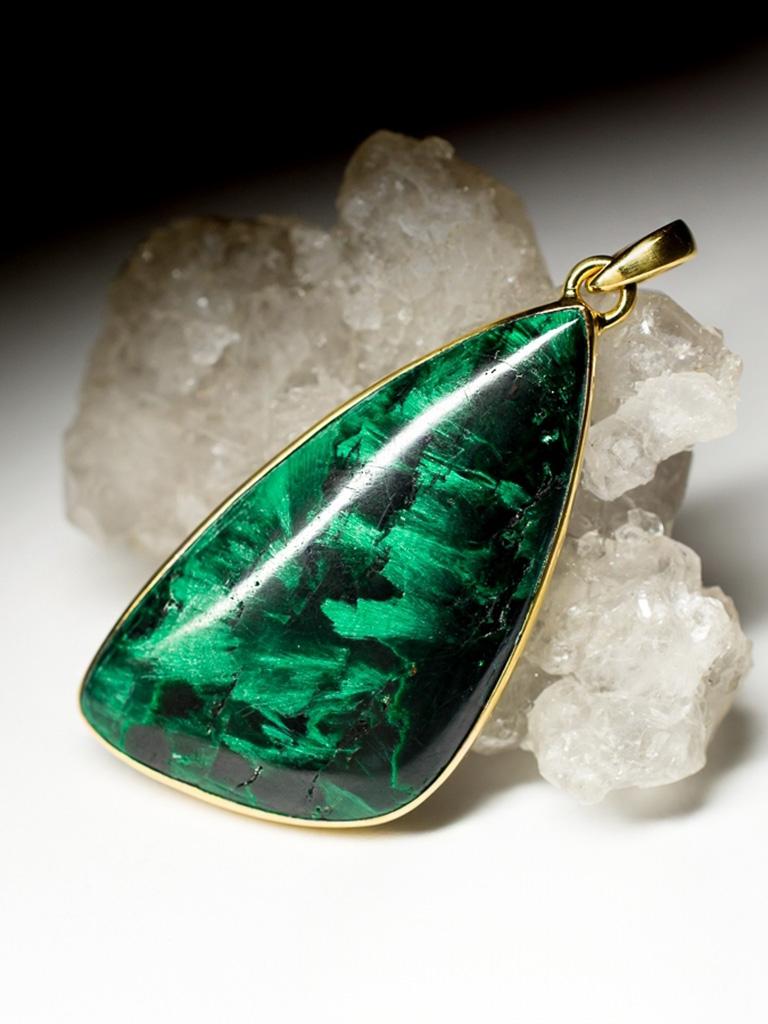 forest green round pendant necklace