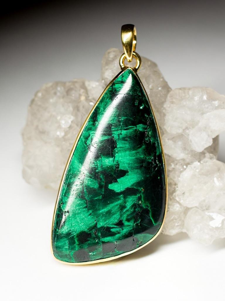 Malachite Gold Necklace Cabochon Triangle Gem Forest Green Healing Gemstone In New Condition For Sale In Berlin, DE