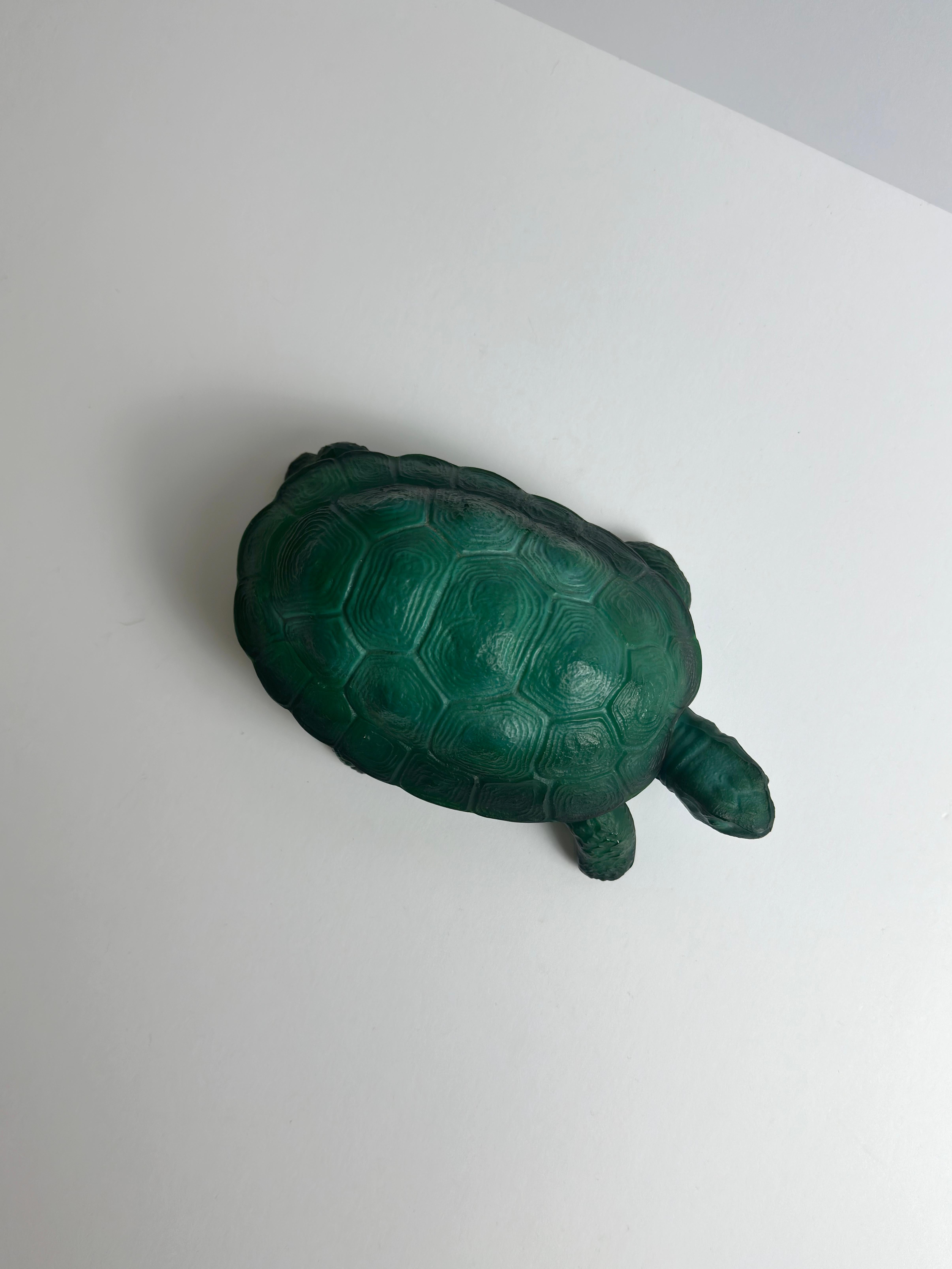 Fait main Boîte à bibelots tortue en verre vert malachite par Curt Schlevogt, Tchécoslovaquie, 1960 en vente