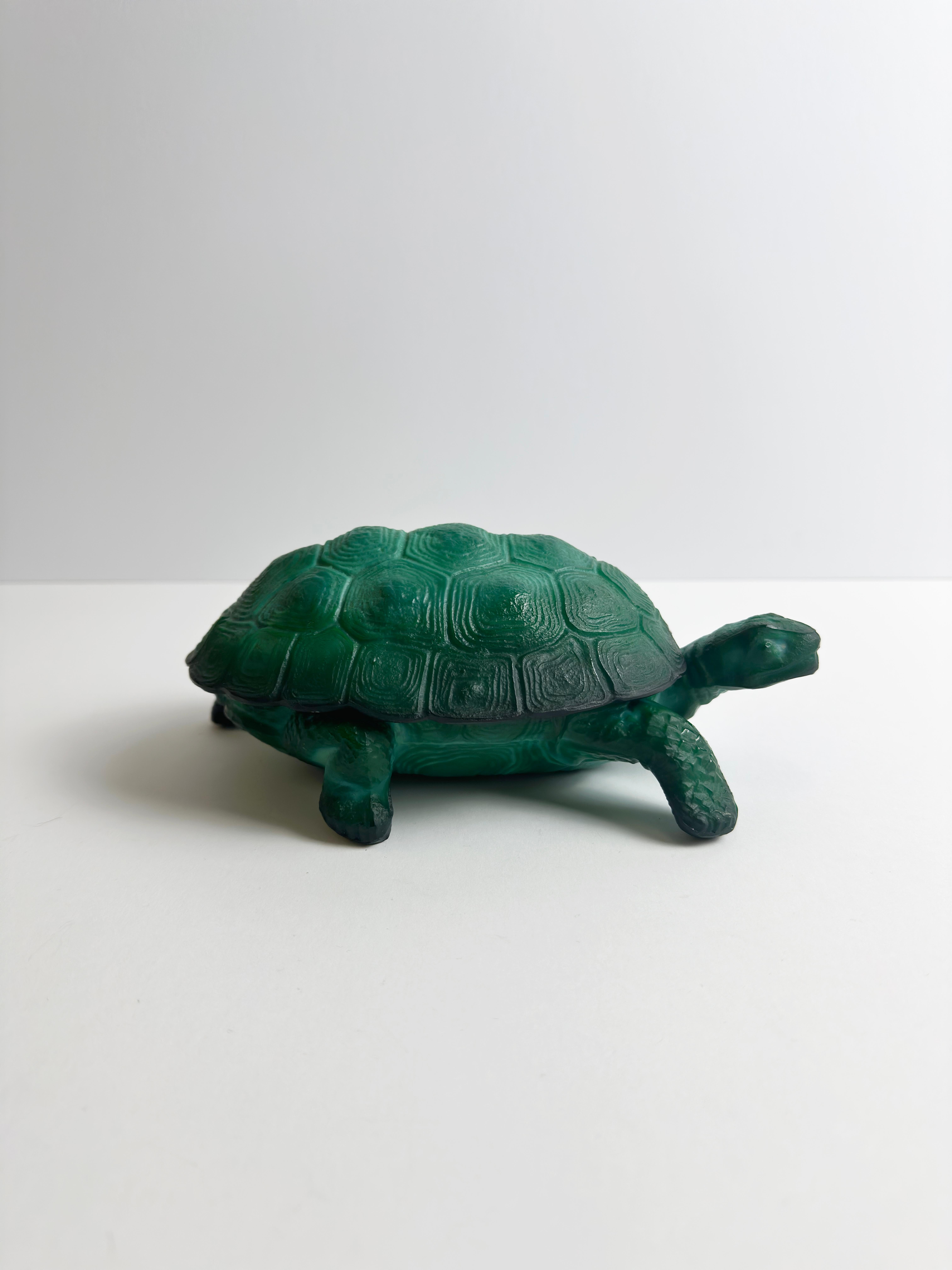 Boîte à bibelots tortue en verre vert malachite par Curt Schlevogt, Tchécoslovaquie, 1960 Bon état - En vente à Glasgow, GB