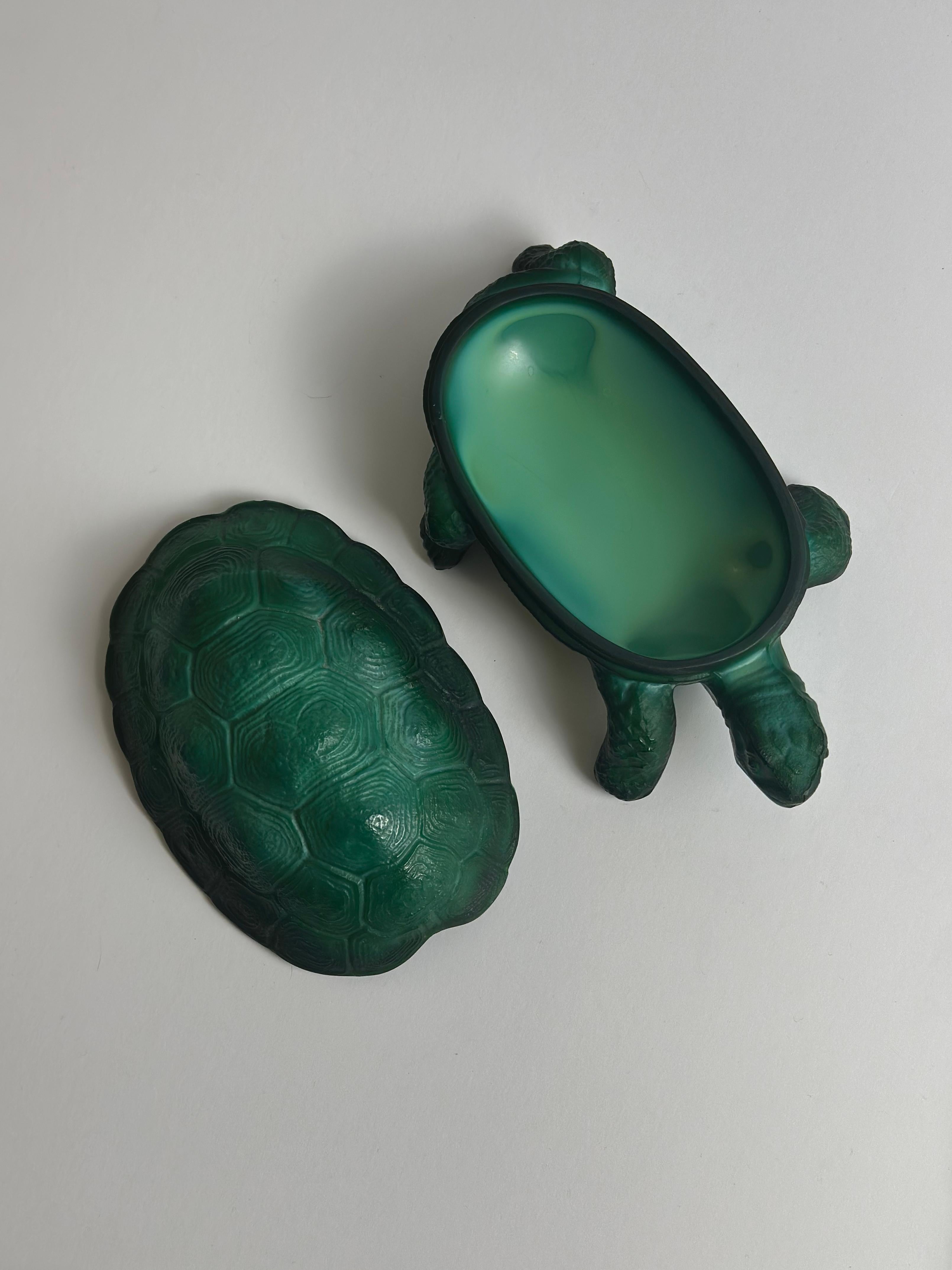 20ième siècle Boîte à bibelots tortue en verre vert malachite par Curt Schlevogt, Tchécoslovaquie, 1960 en vente
