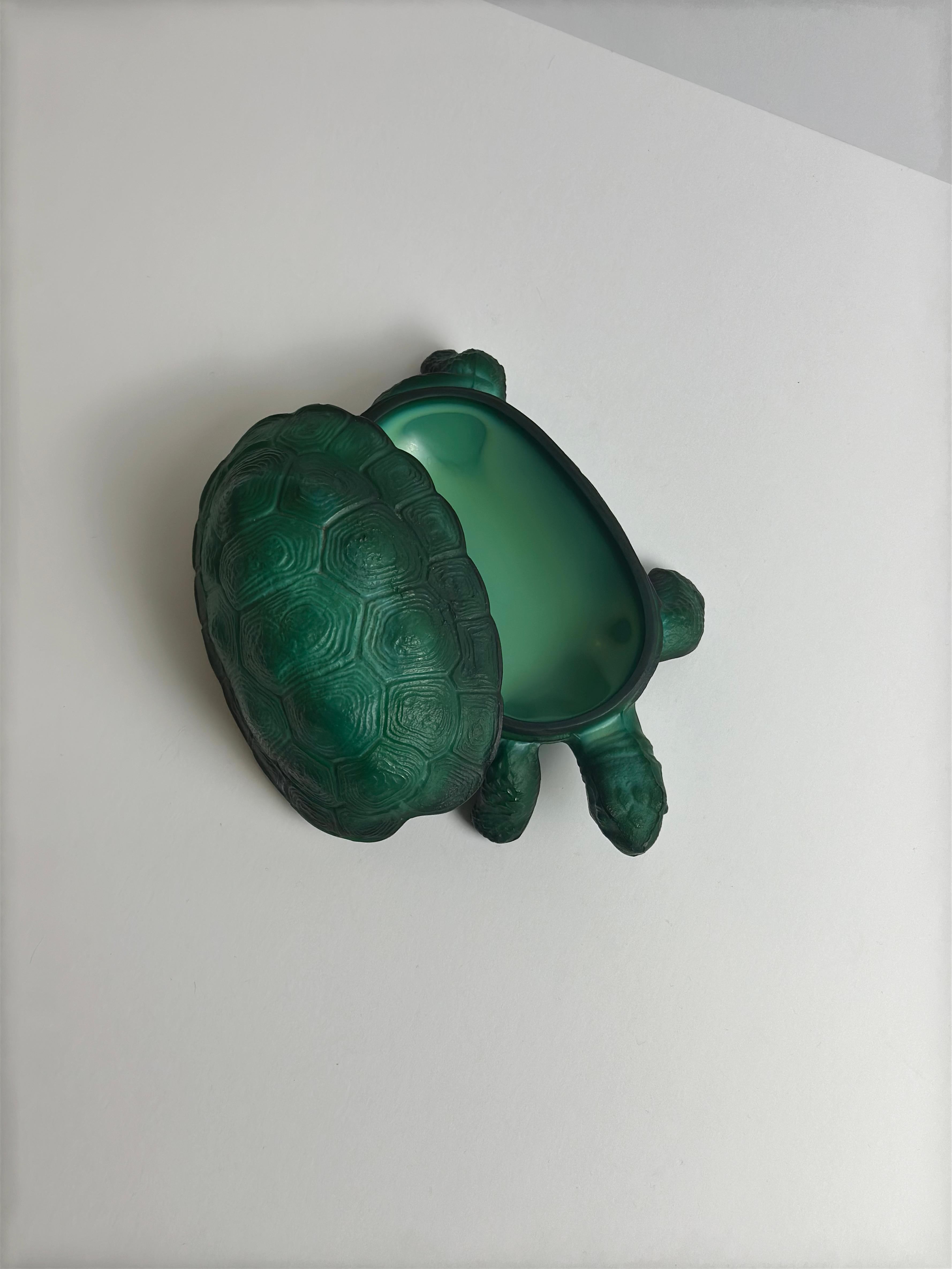 Verre d'art Boîte à bibelots tortue en verre vert malachite par Curt Schlevogt, Tchécoslovaquie, 1960 en vente