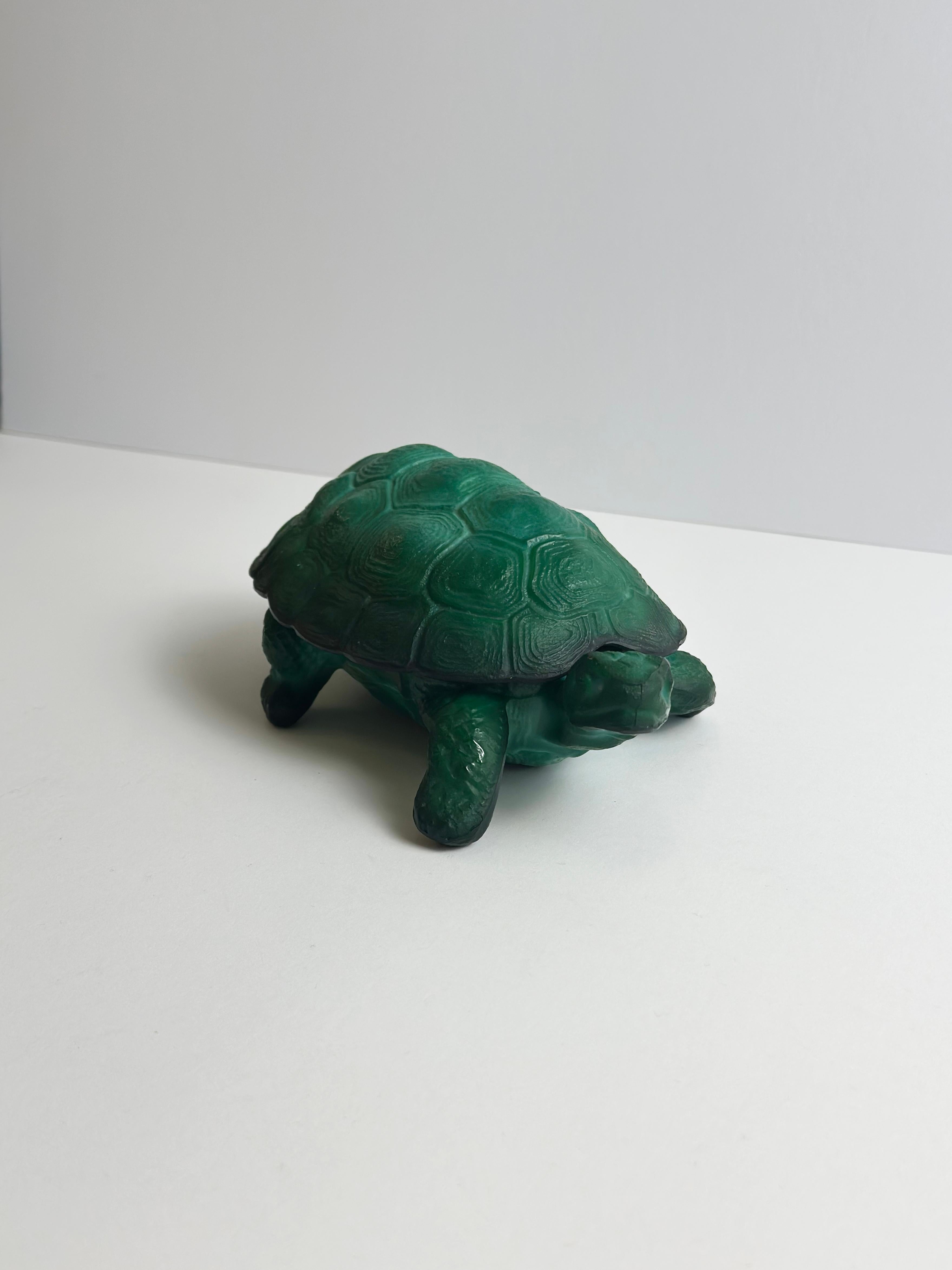 Boîte à bibelots tortue en verre vert malachite par Curt Schlevogt, Tchécoslovaquie, 1960 en vente 1
