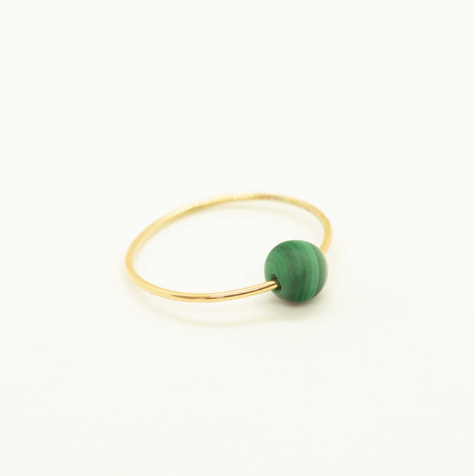 Bague Planet Signature INTINI Jewels. Bague contemporaine en or jaune 18 carats avec une perle précieuse en malachite verte.  Passion et intensité mélangées en un seul bijou. Faites-vous plaisir avec un design fort et minimaliste, pour un look chic