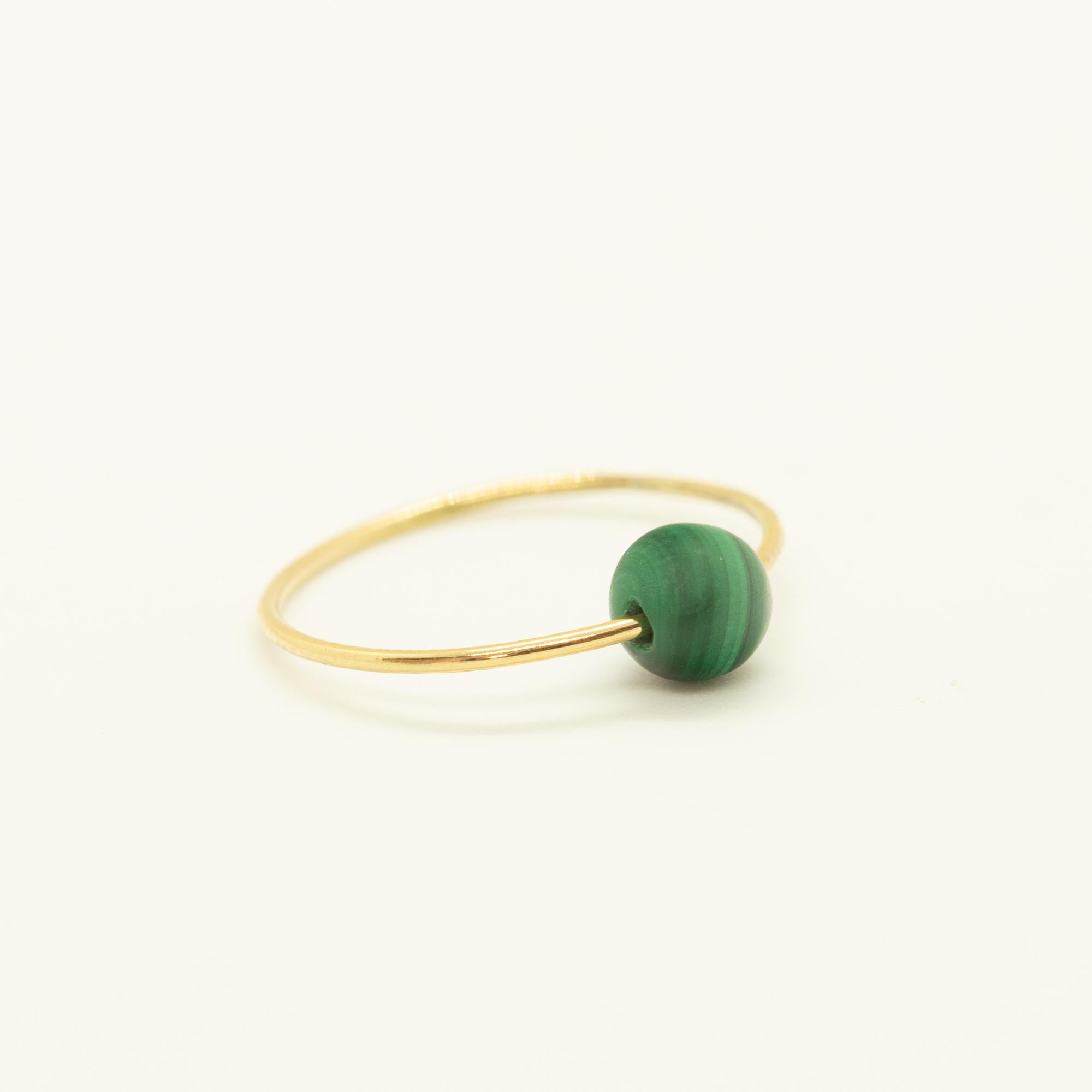 Moderne Bague Planet Boho Chic à anneau solitaire rond en or jaune 18 carats et malachite verte en vente