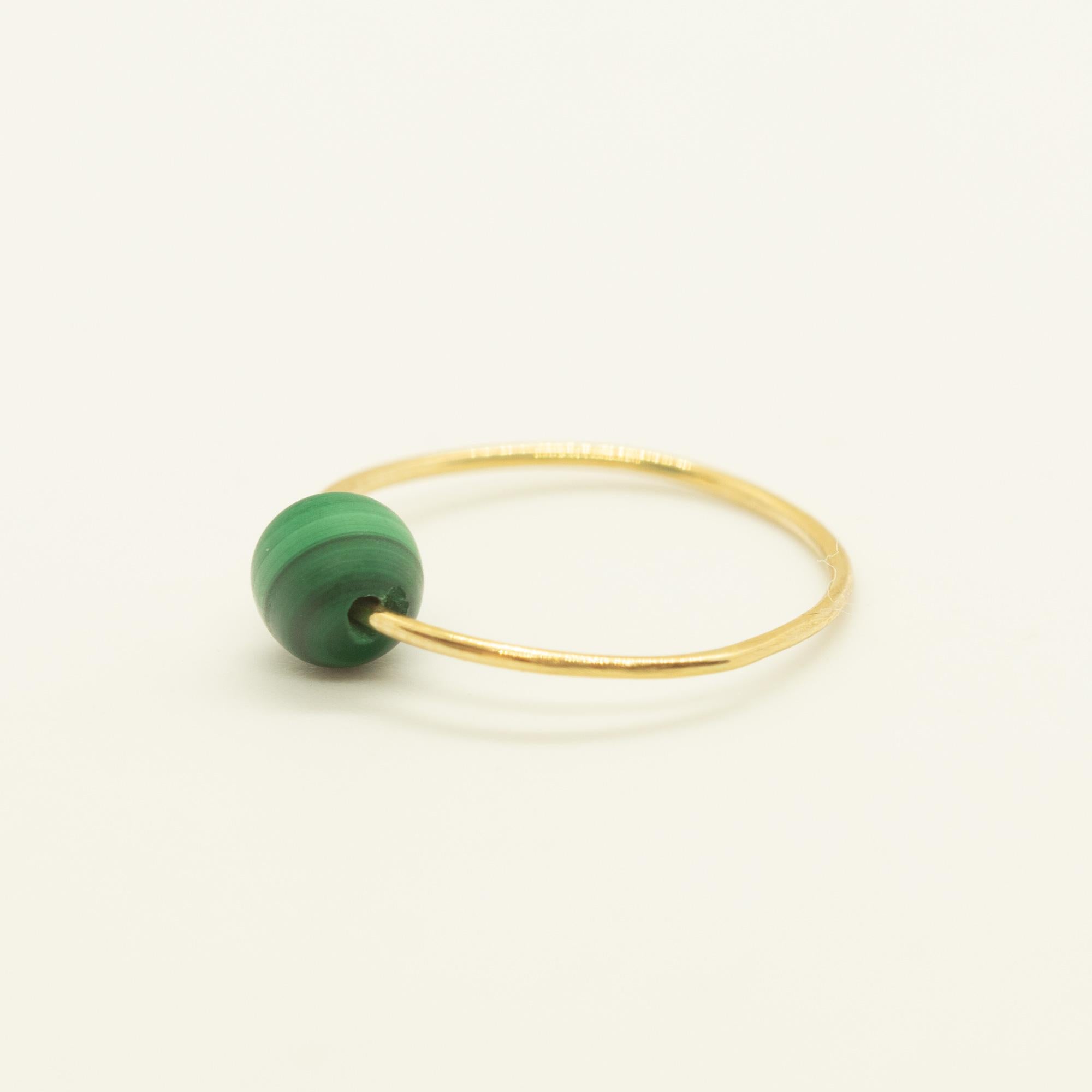 Taille ronde Bague Planet Boho Chic à anneau solitaire rond en or jaune 18 carats et malachite verte en vente