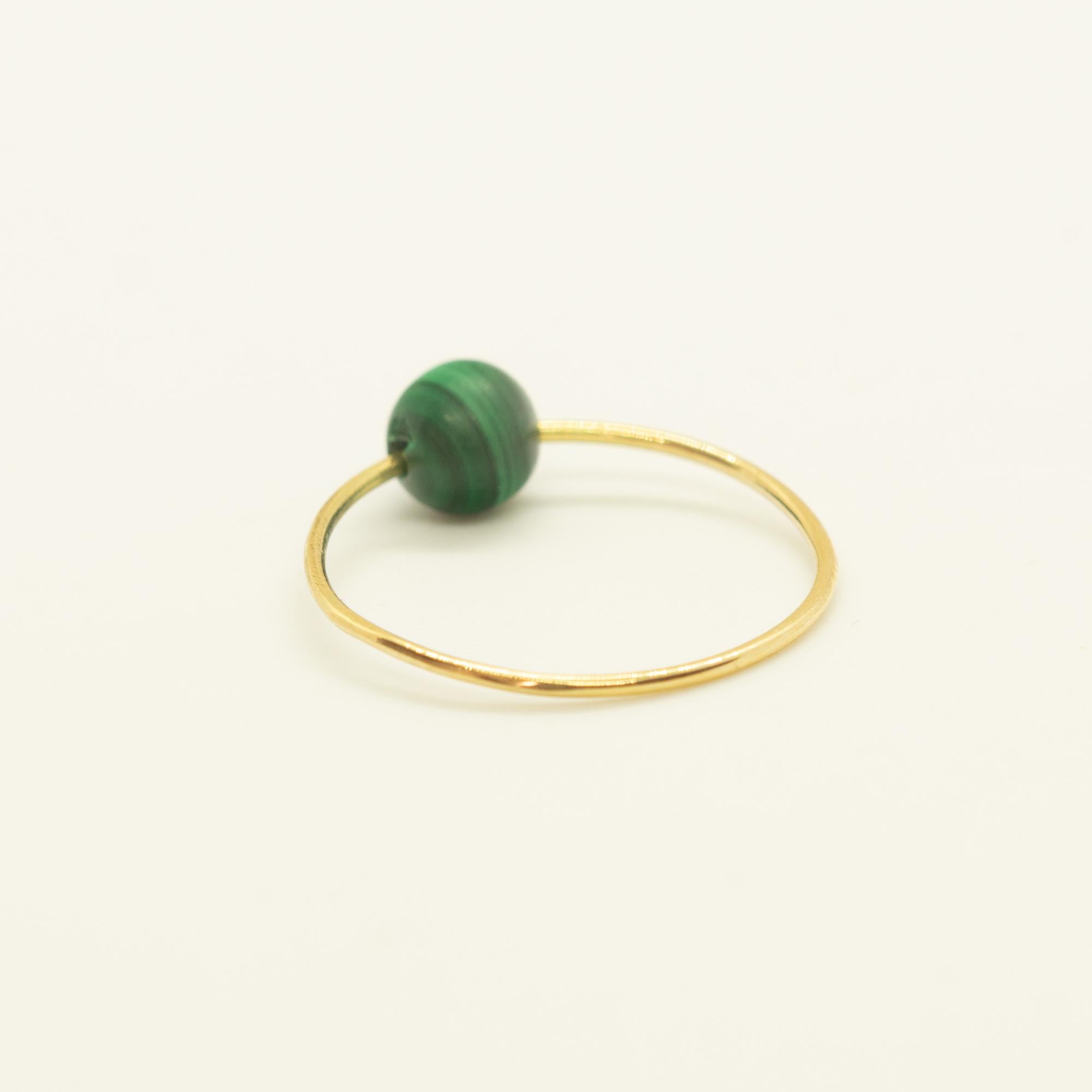 Bague Planet Boho Chic à anneau solitaire rond en or jaune 18 carats et malachite verte Neuf - En vente à Milano, IT