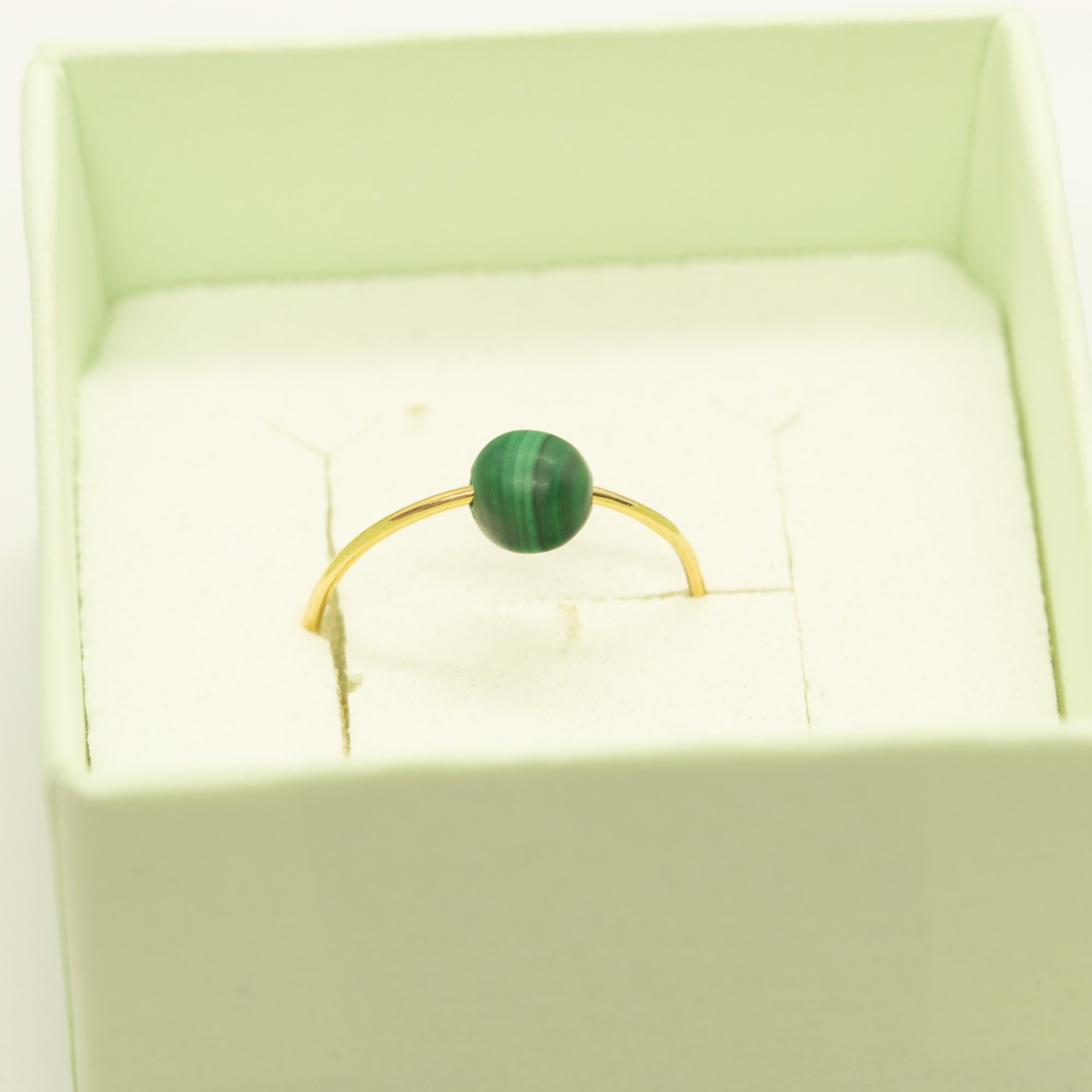 Bague Planet Boho Chic à anneau solitaire rond en or jaune 18 carats et malachite verte Unisexe en vente