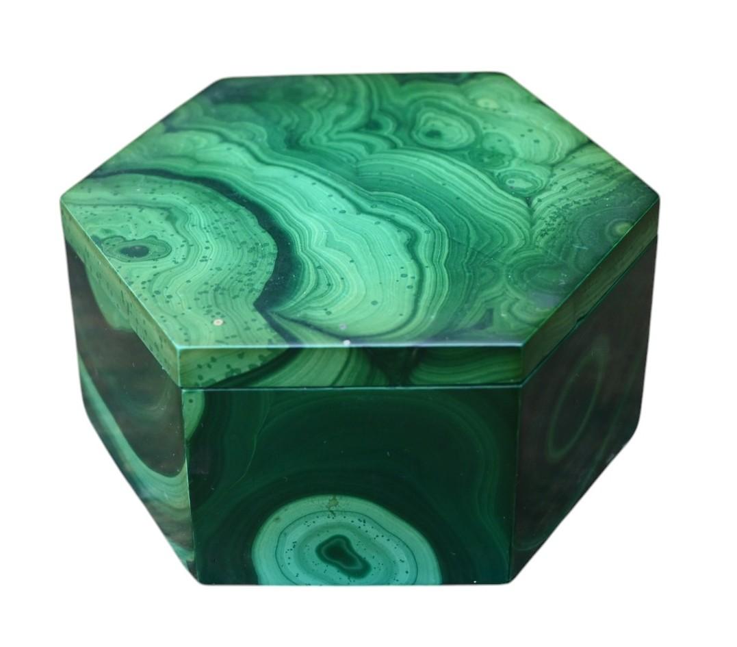 A complete malachite box from around 1930  in a hexagonal shape, with a loose lid
This is the kind of malachite what's coming from Congo
the box meassures 8.2 x 8.2 cm and has a total weigth of 500 grams
