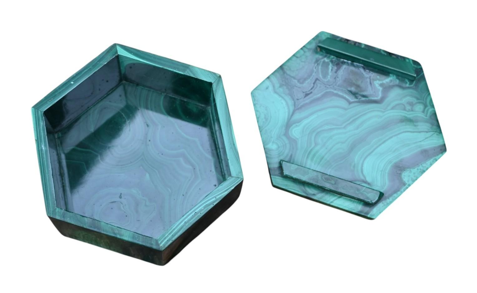 Malachite hexagonal box, ca 1930 In Good Condition For Sale In Bilzen, BE