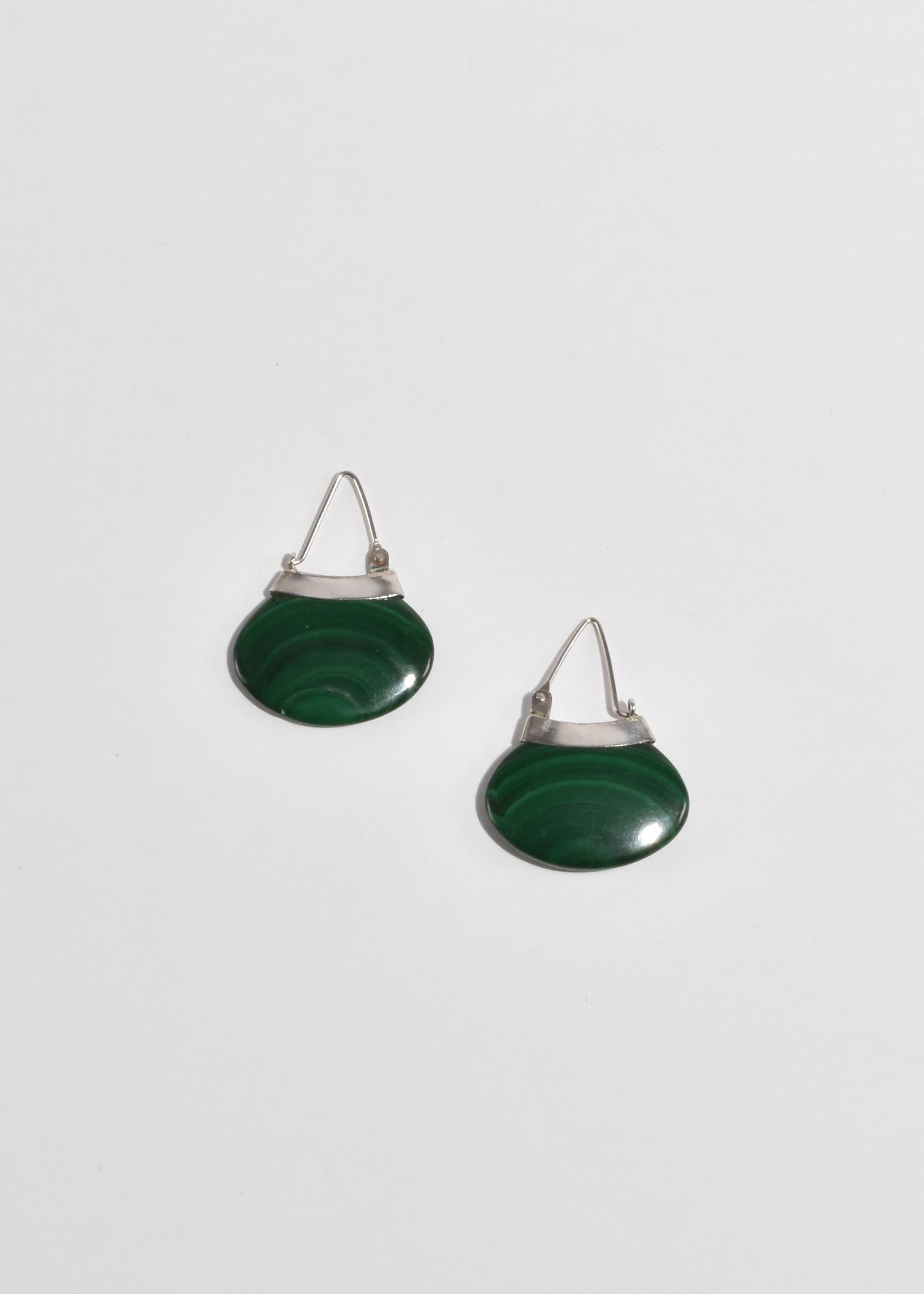 Vintage silver hoop earrings with polished malachite detail, hook and eye closure. 

Material: Sterling silver, malachite.