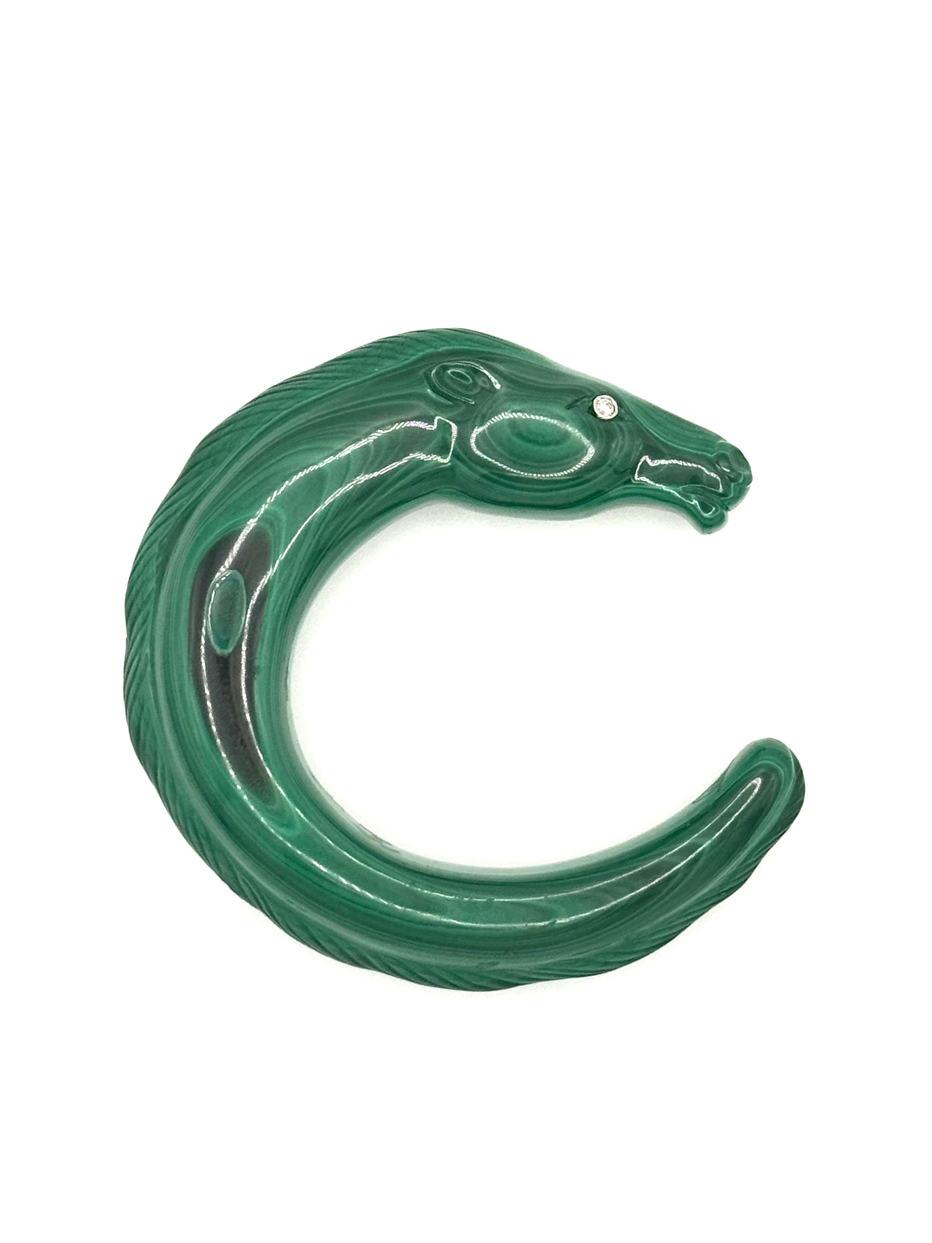 Armreif mit geschnitztem Malachit und Diamantpferd im Zustand „Hervorragend“ im Angebot in Great Neck Plaza, NY