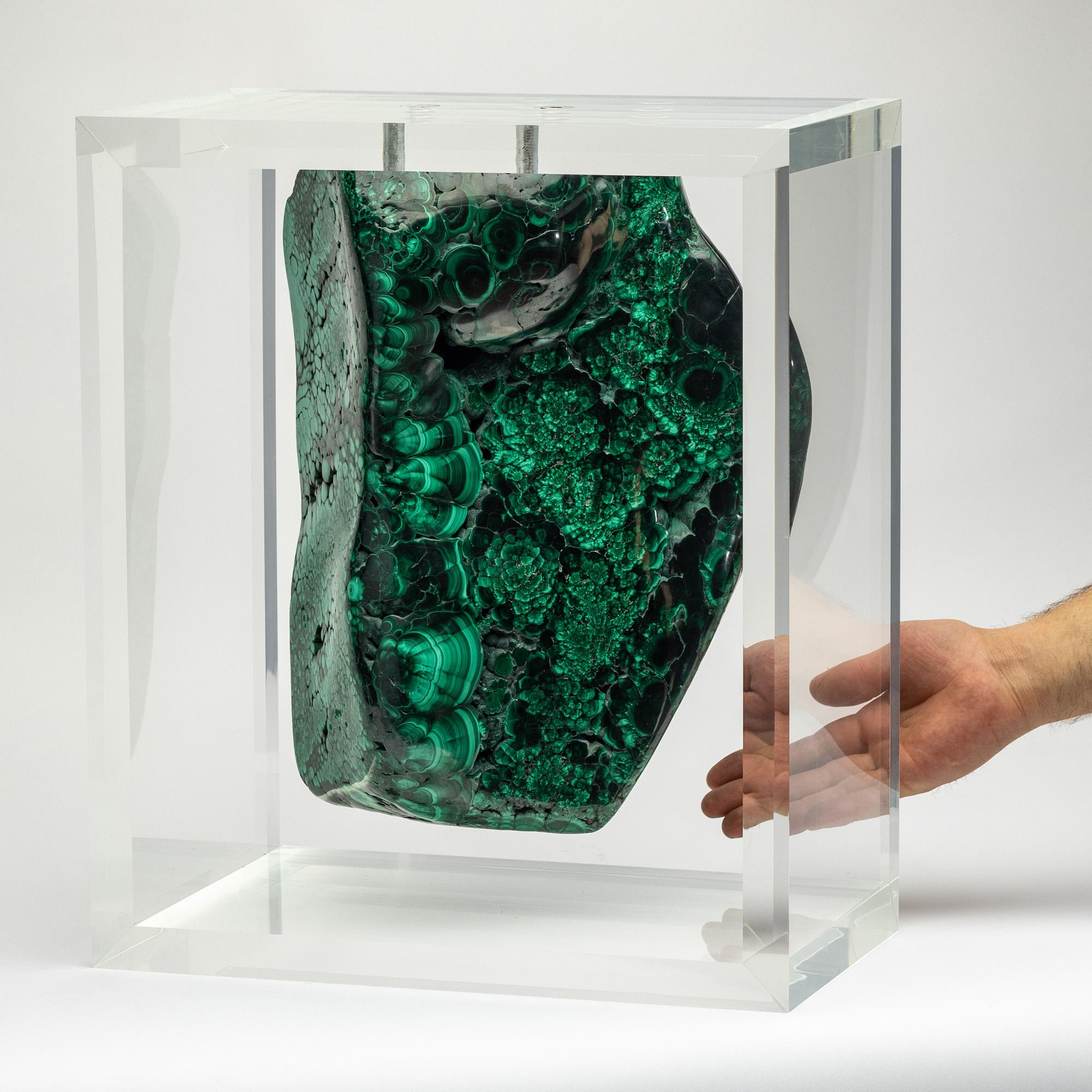 Origine: Zaire, Africa

Il suo nome deriva dal latino malachites, in allusione al suo colore.  Attualmente viene utilizzata più come pietra semipreziosa.

Da secoli è tra i preferiti di re e nobili.  La malachite è stata una pietra molto apprezzata