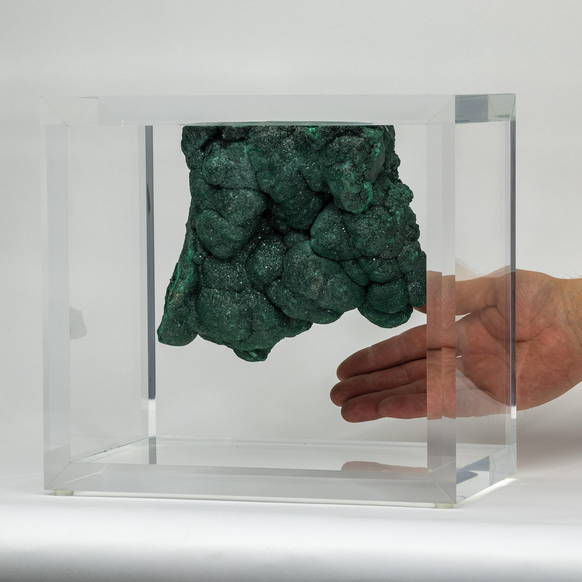 Organico moderno Malachite in forma libera montata in una base acrilica dal design originale in vendita