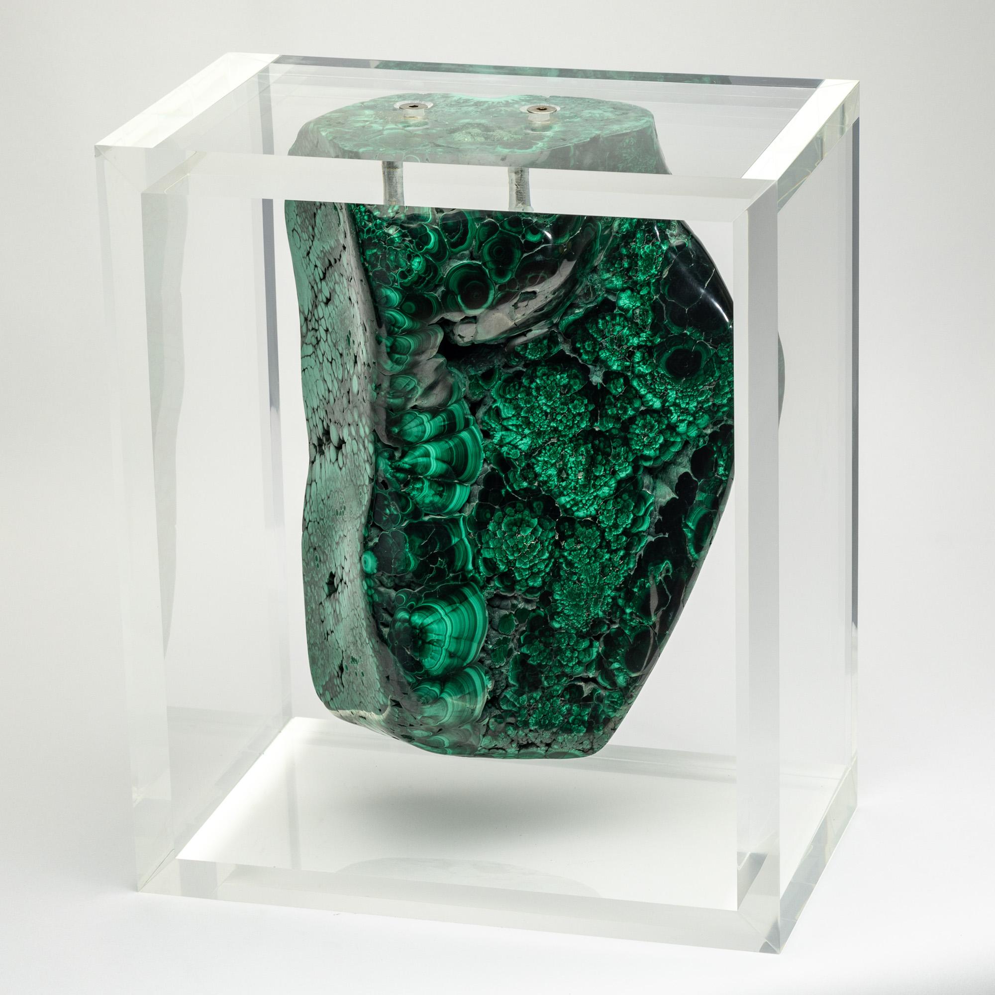 Organico moderno Malachite in forma libera montata in una base acrilica dal design originale in vendita
